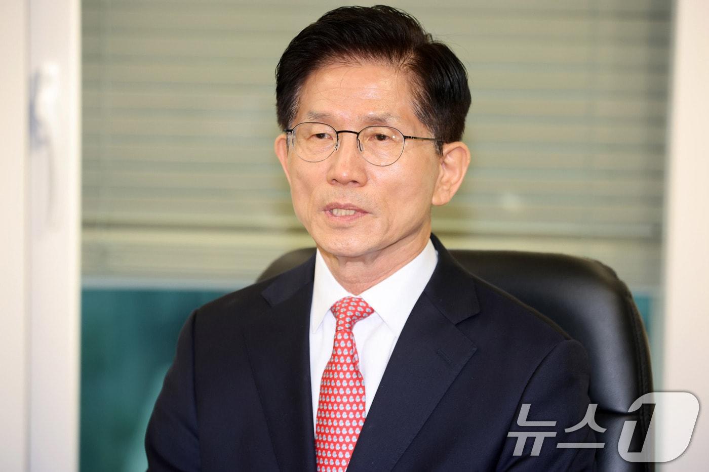 본문 이미지 - 김문수 국민의힘 대선후보와 한덕수 전 국무총리가 11일 서울 여의도 국민의힘 대선후보 사무실에서 회동을 갖고 있다. (공동취재) 2025.5.11/뉴스1 ⓒ News1 이광호 기자