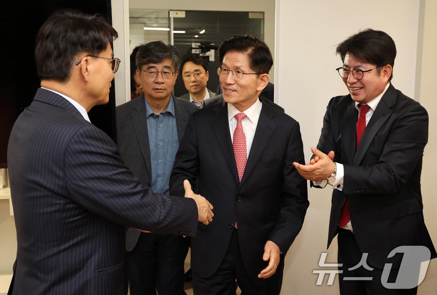 본문 이미지 - 한덕수 전 국무총리와 단일화 갈등 끝에 당으로부터 후보 교체 직전까지 갔던 김문수 국민의힘 대선 후보가 11일 서울 여의도 국민의힘 대선후보 사무실에 들어서며 박수를 받고 있다. (공동취재) 2025.5.11/뉴스1 ⓒ News1 이광호 기자