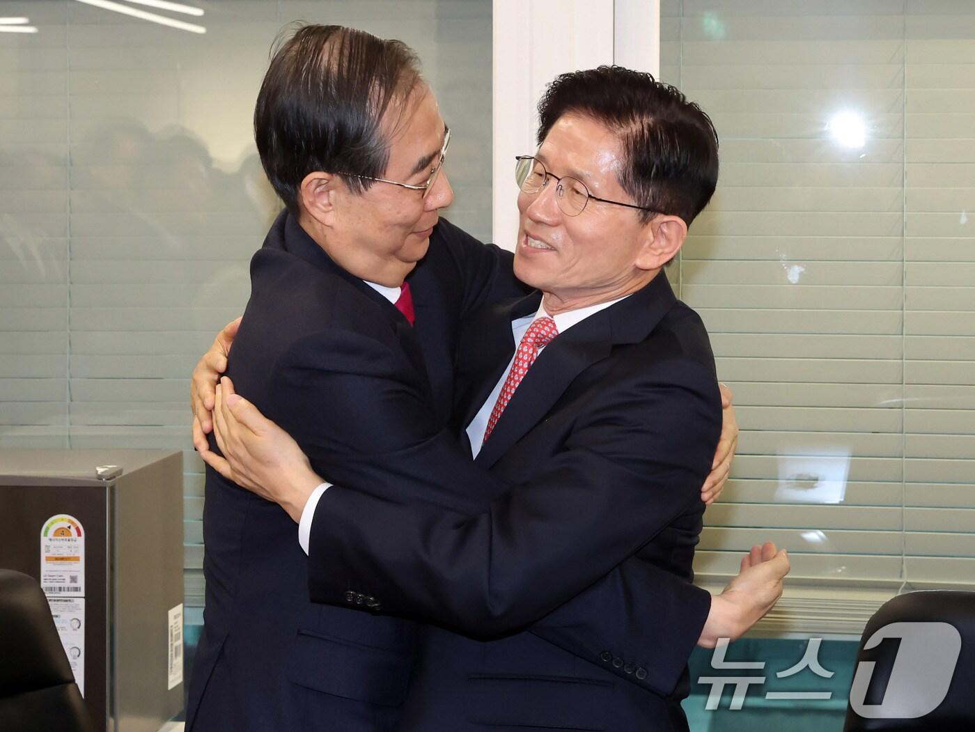 본문 이미지 - 김문수 국민의힘 대선후보와 한덕수 전 국무총리가 11일 서울 여의도 국민의힘 대선후보 사무실에서 회동에 앞서, 포옹을 하고 있다. (공동취재) 2025.5.11/뉴스1 ⓒ News1 이광호 기자