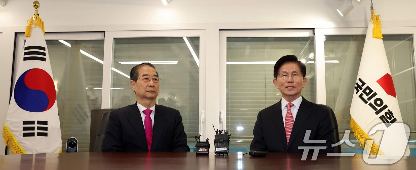 김문수 국민의힘 대선후보와 한덕수 전 국무총리가 11일 서울 여의도 국민의힘 대선후보 사무실에서 회동을 하고 있다. (공동취재) 2025.5.11/뉴스1 ⓒ News1 이광호 기자