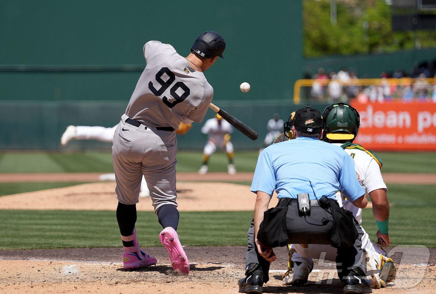 본문 이미지 - 뉴욕 양키스 애런 저지가 11일(한국시간) 열린 2025 메이저리그 애슬레틱스와 원정 경기에서 홈런 두 방을 터뜨렸다. ⓒ AFP=뉴스1