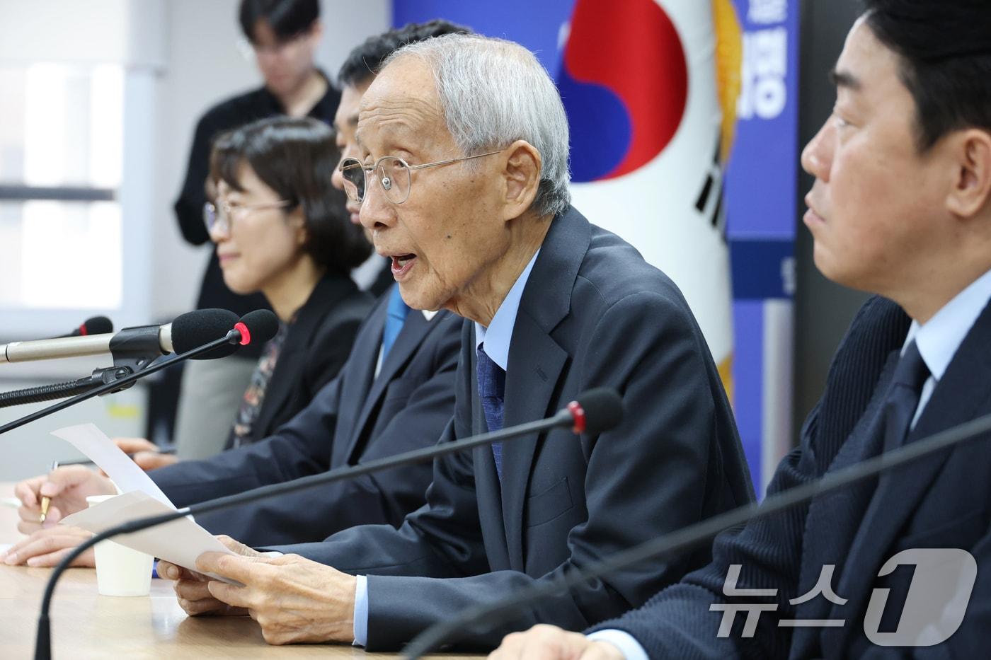 윤여준 더불어민주당 상임 총괄선대위원장이 11일 오전 서울 여의도 당사에서 선거 전반에 대한 기조와 관련해 기자간담회를 하고 있다. 2025.5.11/뉴스1 ⓒ News1 이광호 기자