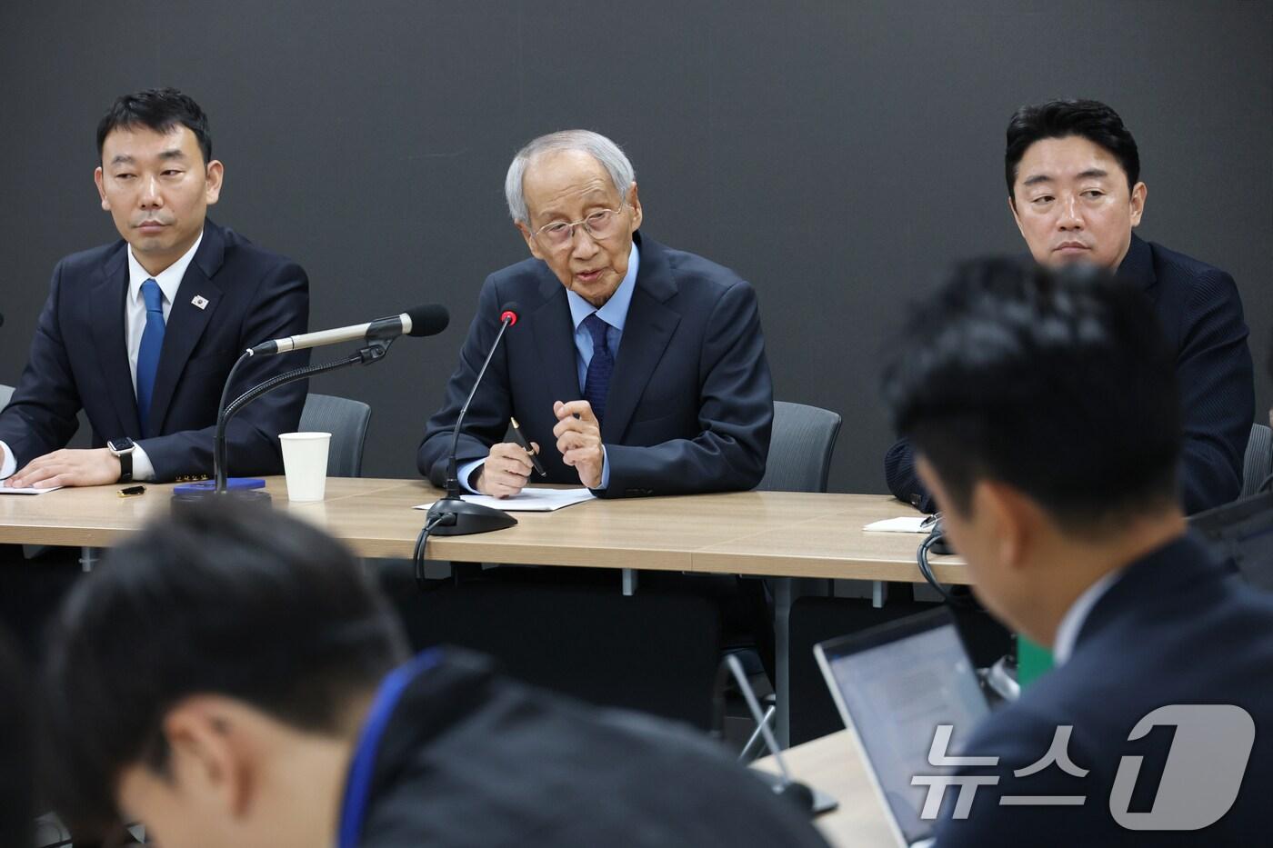 윤여준 더불어민주당 상임 총괄선대위원장이 11일 오전 서울 여의도 당사에서 선거 전반에 대한 기조와 관련해 기자간담회를 하고 있다. 2025.5.11/뉴스1 ⓒ News1 이광호 기자