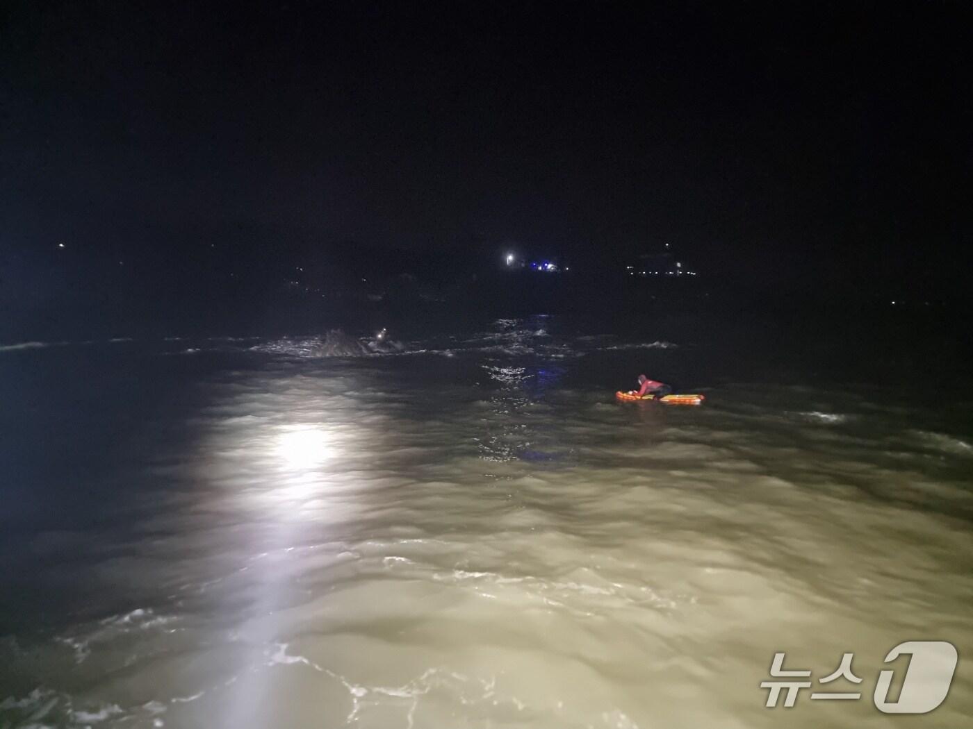 본문 이미지 - 갯바위에 고립된 30대 남성 구조하는 태안해경.(태안해경제공. 재판매 및 DB금지)