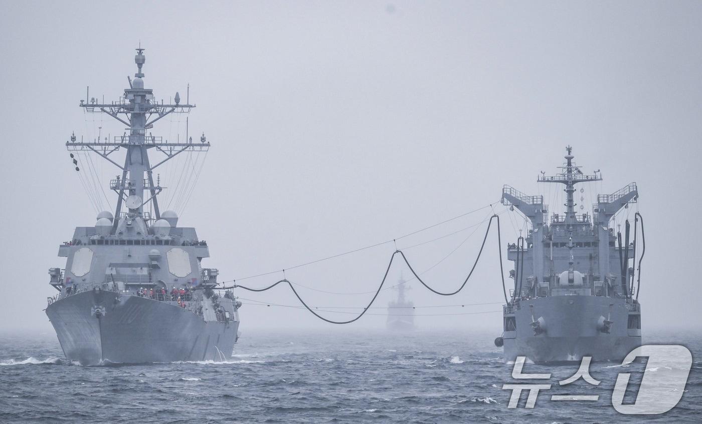 본문 이미지 - 미 해군 윌리엄로렌스함(DDG, 왼쪽)과 한국 해군의 대청함(AOE-Ⅰ, 오른쪽). (해군제공. 재판매 및 DB 금지) 2025.5.11 ⓒ 뉴스1