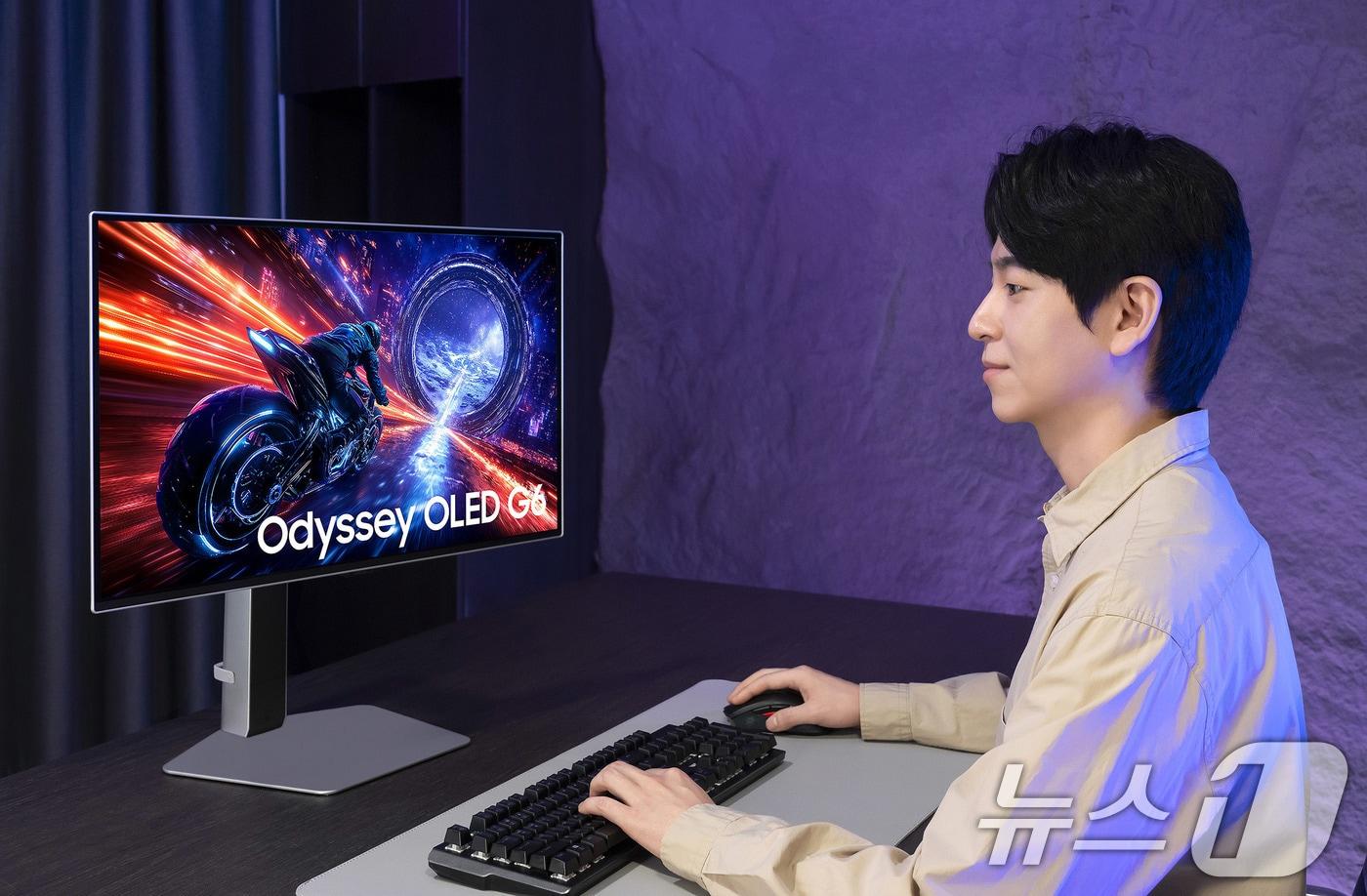 삼성전자 모델이 세계 최초 500Hz 초고주사율이 적용된 OLED 게이밍 모니터 '오디세이 OLED G6'를 체험하고 있다.  (삼성전자 제공. 재판매 및 DB 금지) 2025.5.11/뉴스1 ⓒ News1 박지혜 기자