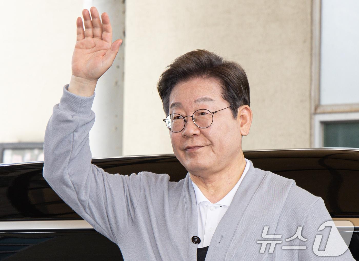 본문 이미지 - 경청투어에 나선 이재명 더불어민주당 대통령 후보가 11일 오전 전남 강진군 강진시장에 도착하고 있다. 2025.5.11/뉴스1 ⓒ News1 이재명 기자