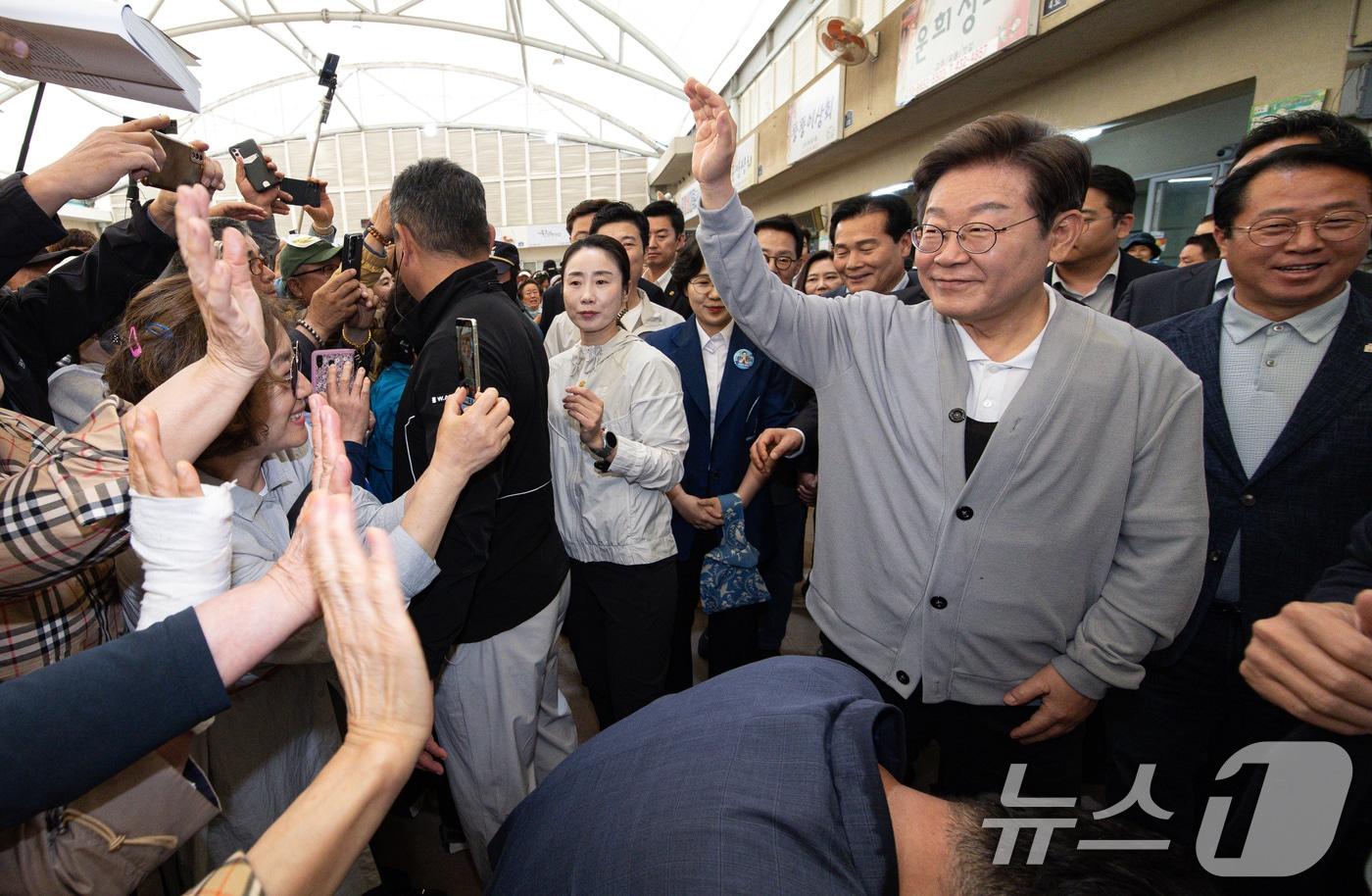 본문 이미지 - 경청투어에 나선 이재명 더불어민주당 대통령 후보가 11일 오전 전남 강진군 강진시장에서 시민들과 인사를 나누고 있다. 2025.5.11/뉴스1 ⓒ News1 이재명 기자