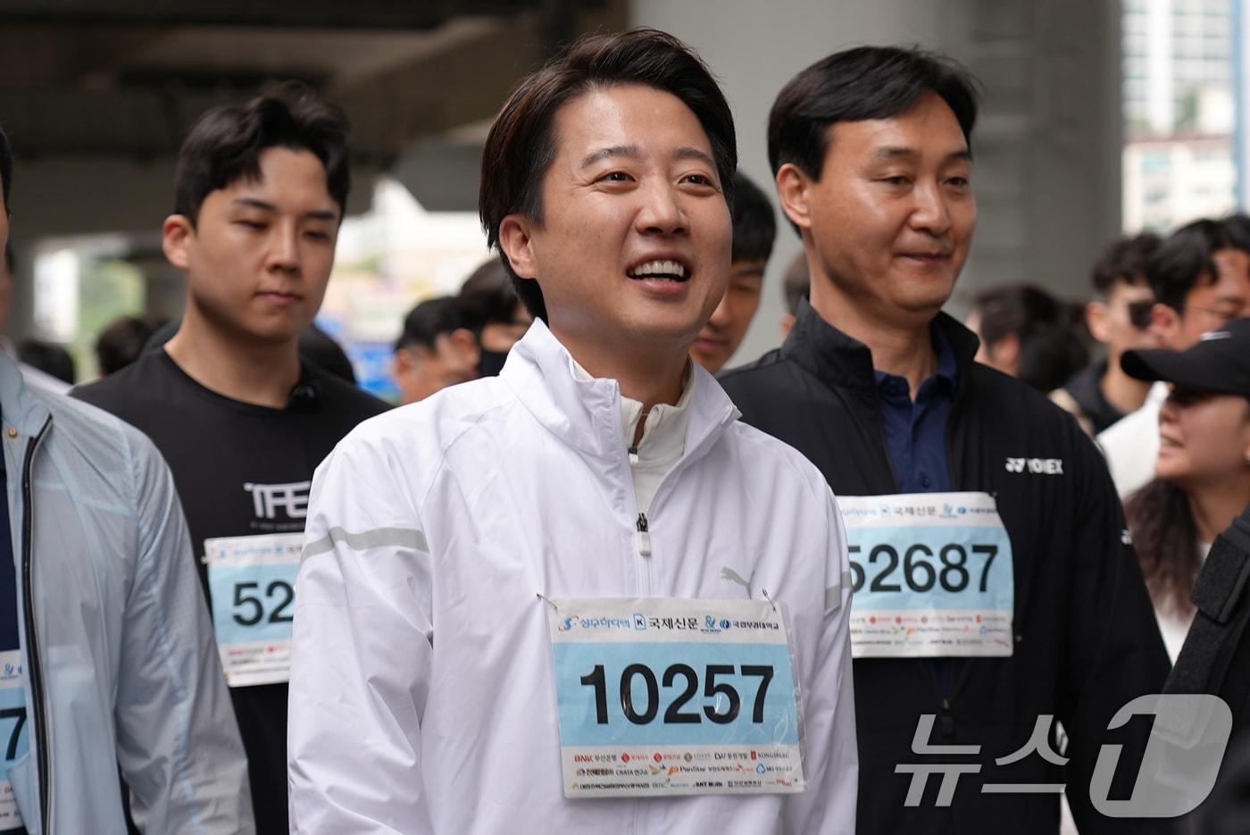 본문 이미지 - 이준석 개혁신당 대통령 후보가 11일 오전 부산 해운대구 벡스코광장에서 열린 2025 다이아몬드브리지 국제걷기축제에 참석하고 있다. (이준석 캠프 제공, 재판매 및 DB 금지) 2025.5.11/뉴스1