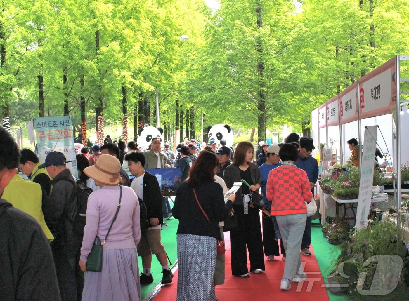 본문 이미지 - 11일 전북자치도 전주월드컵광장에서 열린  &#39;제5회 전주정원산업박람회&#39;가 관람객으로 북적이고 있다. 2025.5.11/뉴스1 ⓒ News1 신준수 기자