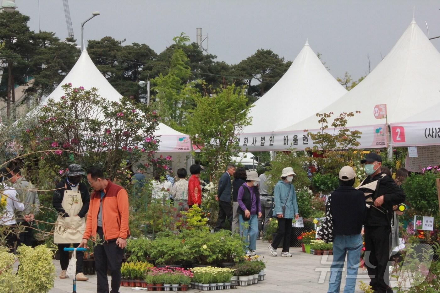 11일 전북자치도 전주월드컵광장에서 열린 &#39;제5회 전주정원산업박람회&#39;가 관람객으로 북적이고 있다. 2025.5.11/뉴스1 ⓒ News1 신준수 기자