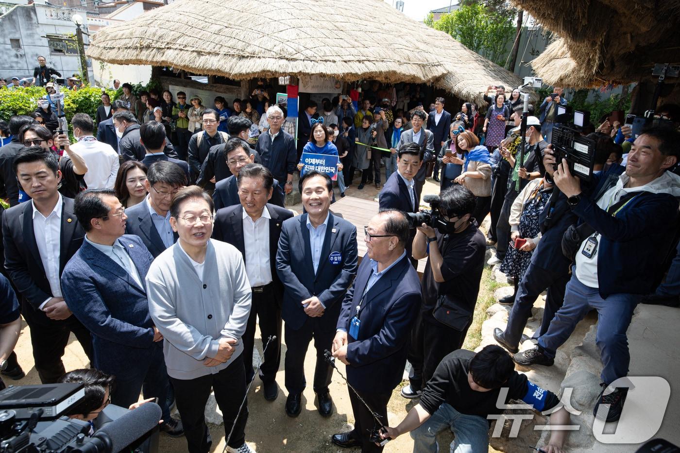 경청투어에 나선 이재명 더불어민주당 대통령 후보가 11일 오후 전남 강진군 강진읍 사의재를 찾아 관꼐자로부터 설명을 듣고 있다. 2025.5.11/뉴스1 ⓒ News1 이재명 기자