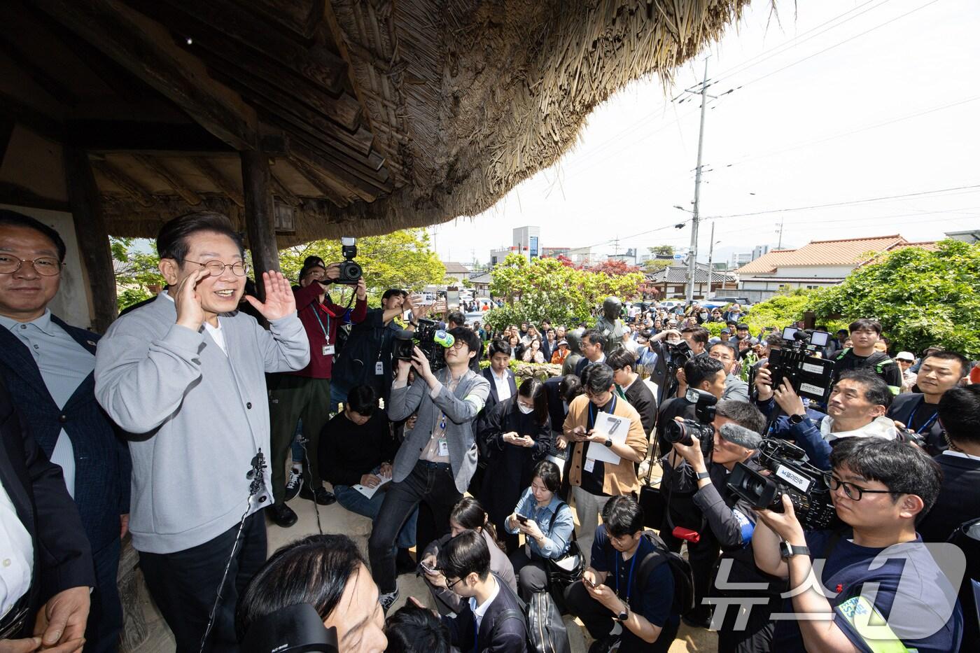 본문 이미지 - 경청투어에 나선 이재명 더불어민주당 대통령 후보가 11일 오후 전남 강진군 강진읍 사의재를 찾아 시민들에게 인사말을 하고 있다. 2025.5.11/뉴스1 ⓒ News1 이재명 기자