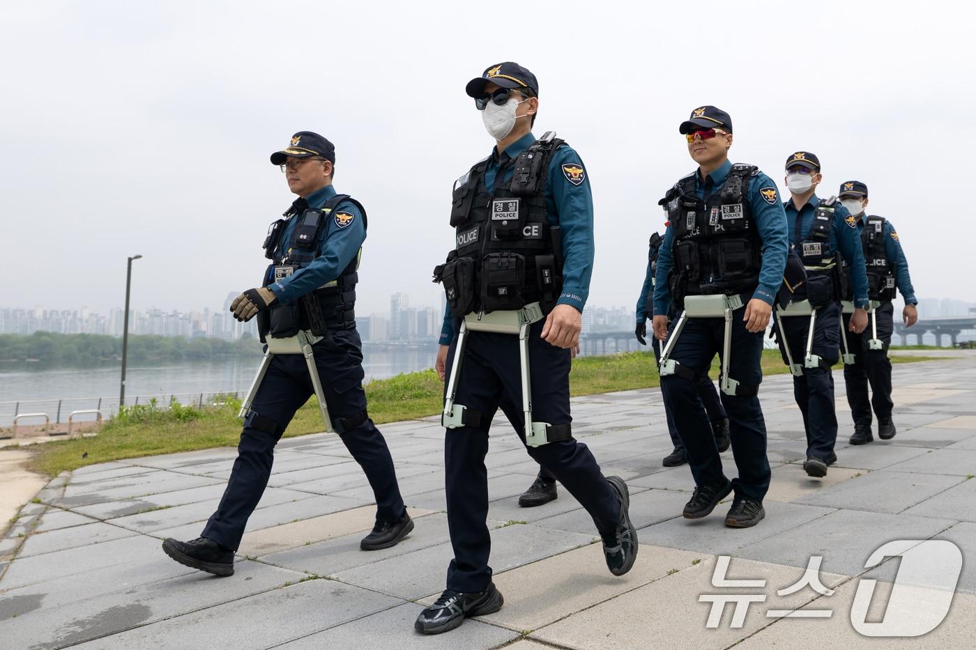 11일 서울 여의도 한강공원에서 서울경찰청 기동대원들이 웨어러블 로봇을 착용하고 순찰을 돌고 있다. 2025.5.11/뉴스1 ⓒ News1 이승배 기자