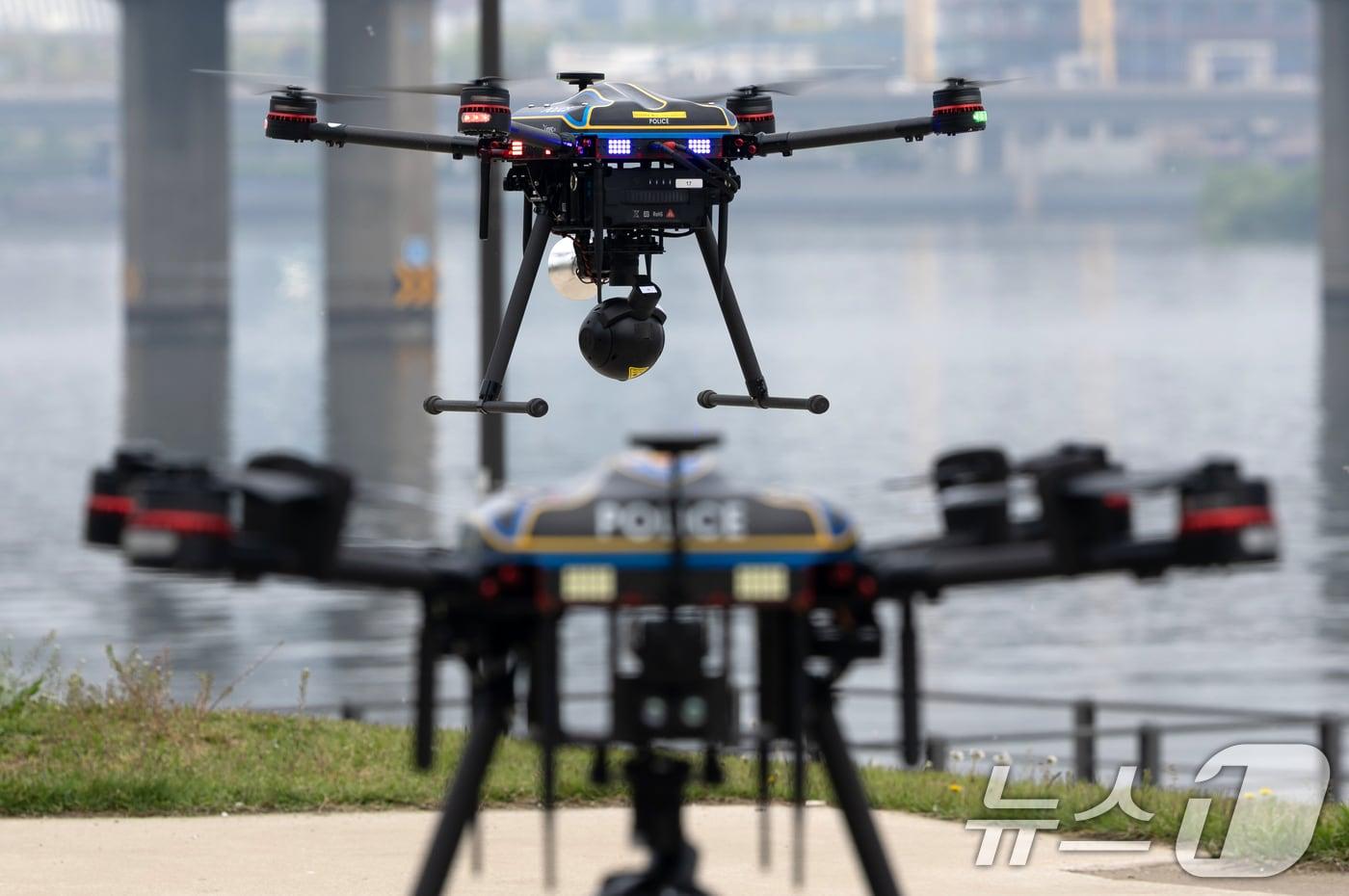 지난 5월 11일 서울 여의도 한강공원에서 서울경찰청의 열화상 감지 기능이 탑재된 드론이 순찰 시연을 하고 있다. &#40;사진은 기사 내용과 무관함&#41; 2025.5.11/뉴스1 ⓒ News1 이승배 기자