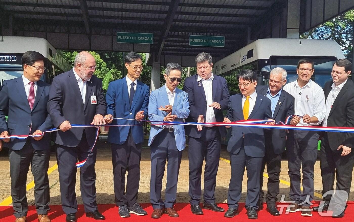한국자동차연구원&#40;KATECH&#41;이 9일&#40;현지시각&#41; 파라과이 이타이푸 발전소에서 개최한 ‘친환경 전기버스 인도식’에서 &#40;좌측에서 세 번째부터&#41; 진종욱 한국자동차연구원장, 윤찬식 주파라과이 대한민국 대사, 하비에르 히메네스 파라과이 산업통상부장관 등 주요 내빈이 기념 사진을 촬영한 모습&#40;한자연 제공&#41;. 2025.05.09..