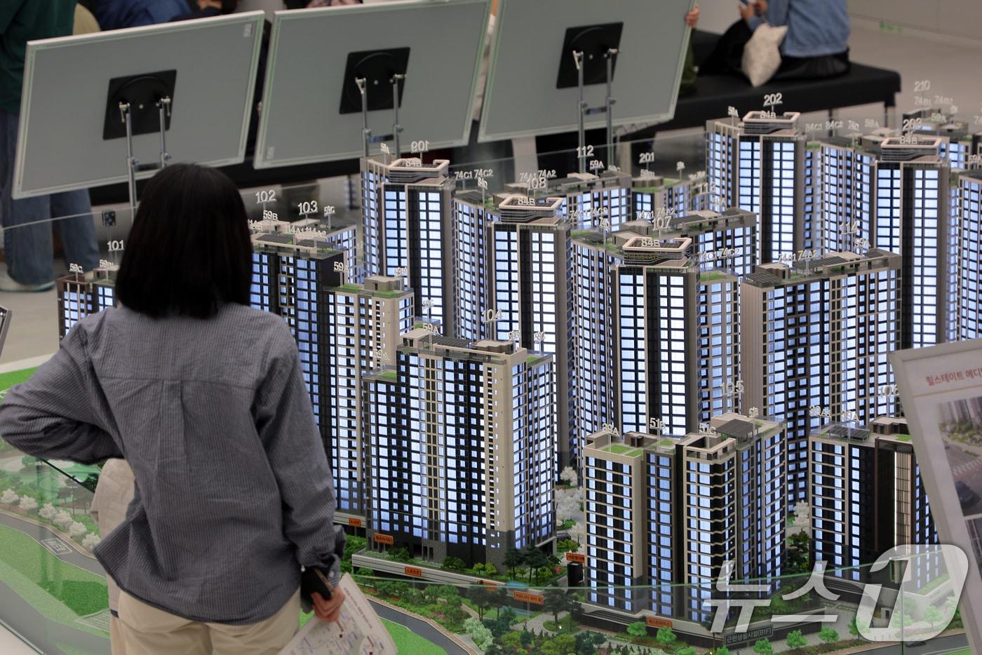 11일 서울 은평구 대조동 힐스테이트 메디알레 견본주택을 찾은 시민들이 단지배치 모형을 살펴보고 있다. 2025.5.11/뉴스1 ⓒ News1 박정호 기자