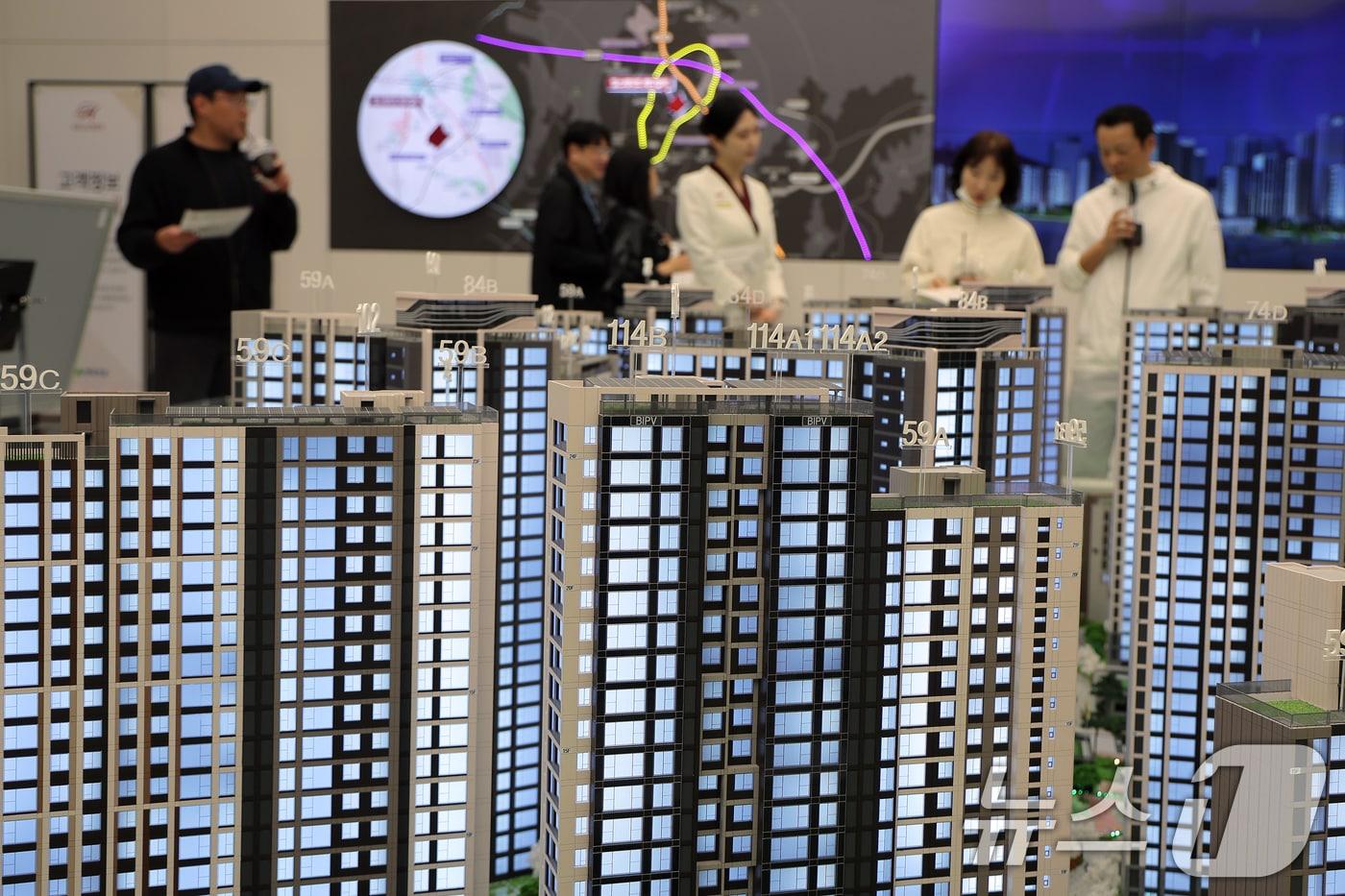 서울 은평구 대조동 힐스테이트 메디알레 견본주택을 찾은 시민들이 단지배치 모형을 살펴보고 있다. /뉴스1 ⓒ News1 박정호 기자