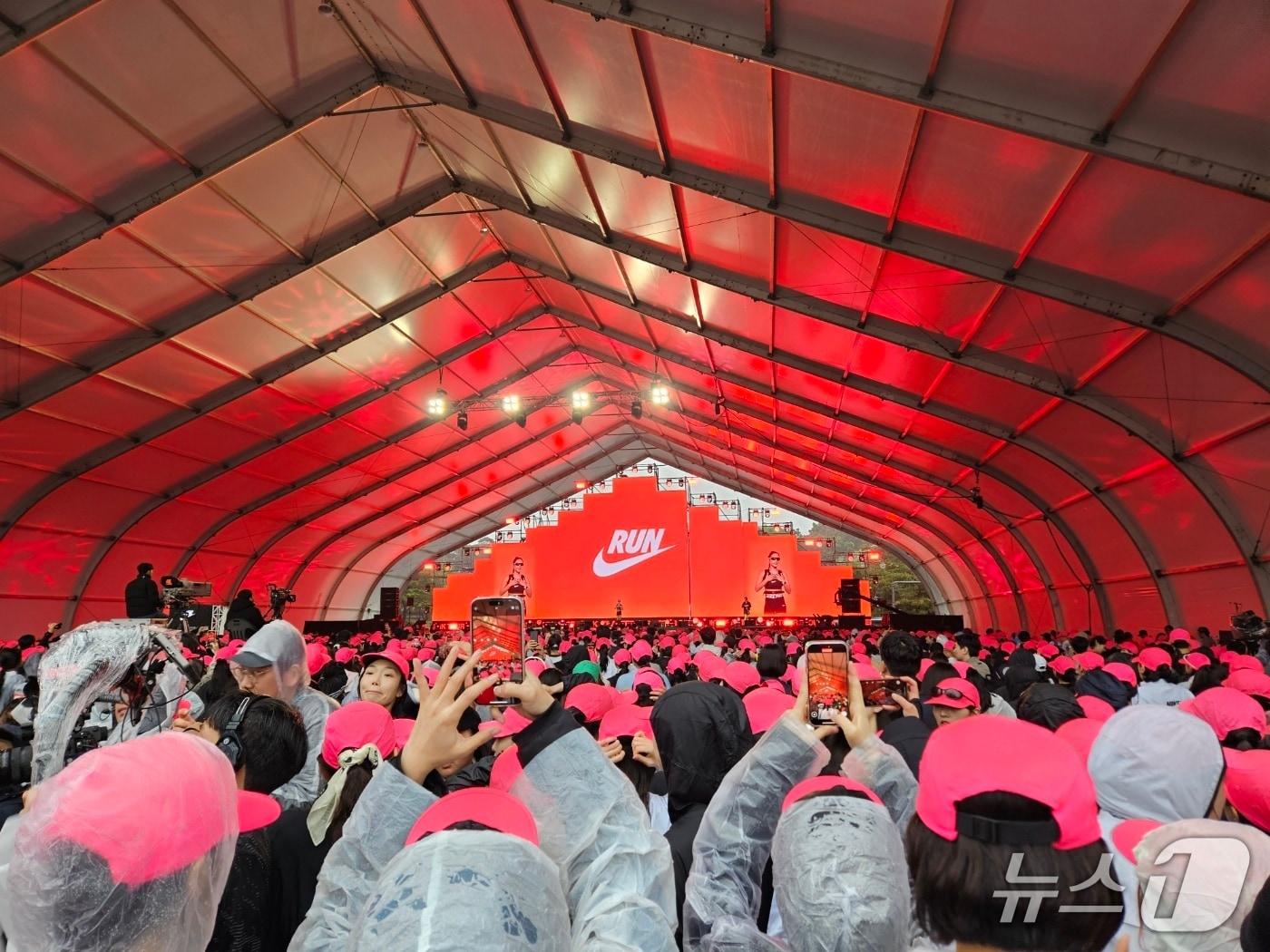 본문 이미지 - 10일 서울 여의도 일대에서 나이키 '애프터 다크 투어 서울 10K' 행사가 열렸다.ⓒ 뉴스1/김진희 기자.