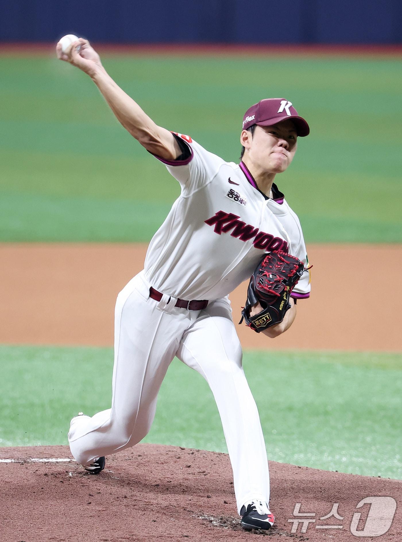 본문 이미지 - 키움 선발 김윤하가 11일 서울 구로구 고척스카이돔에서 열린 '2025 신한 SOL뱅크 KBO리그' 한화 이글스와 키움 히어로즈의 경기에서 역투하고 있다. 2025.5.11/뉴스1 ⓒ News1 김성진 기자