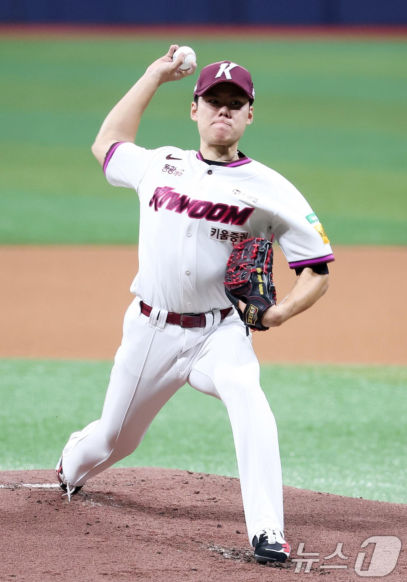 본문 이미지 - 키움 선발 김윤하가 11일 서울 구로구 고척스카이돔에서 열린 &#39;2025 신한 SOL뱅크 KBO리그&#39; 한화 이글스와 키움 히어로즈의 경기에서 역투하고 있다. 2025.5.11/뉴스1 ⓒ News1 김성진 기자