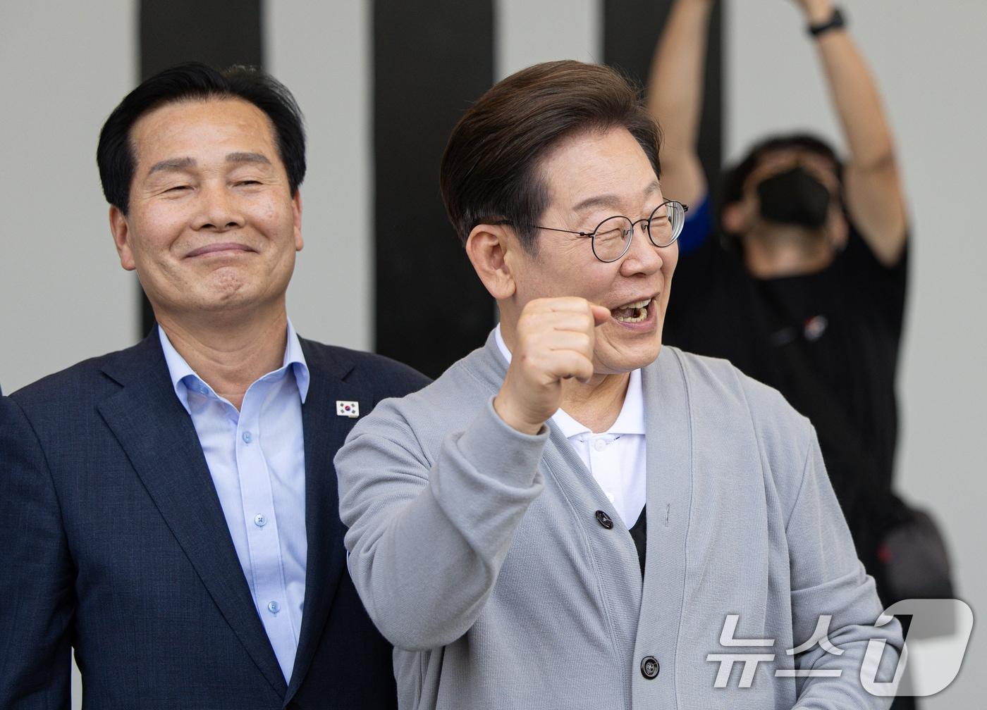 본문 이미지 - 경청투어에 나선 이재명 더불어민주당 대통령 후보가 11일 오후 전남 해남군 군민광장 야외공연장에서 주먹을 불끈 쥐고 있다. 2025.5.11/뉴스1 ⓒ News1 이재명 기자