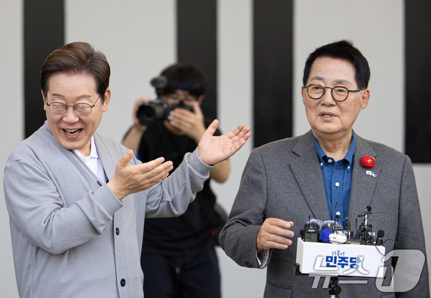 경청투어에 나선 이재명 더불어민주당 대통령 후보가 11일 오후 전남 해남군 군민광장 야외공연장에서 박지원 의원을 소개하고 있다. 2025.5.11/뉴스1 ⓒ News1 이재명 기자