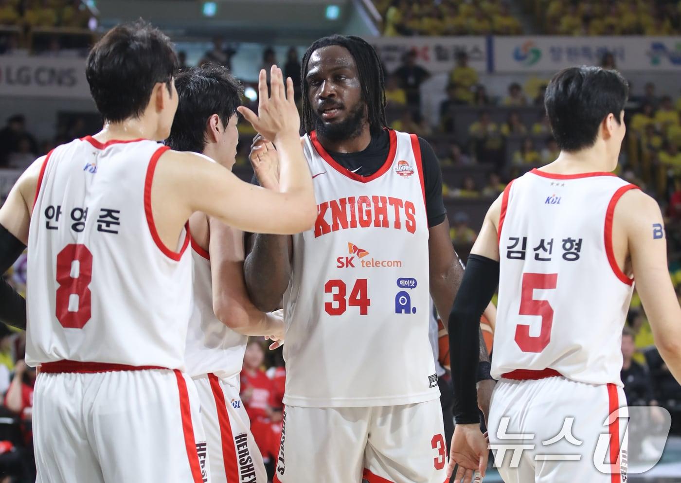 11일 오후 경남 창원 성산구 창원체육관에서 열린 &#39;2024-25 KCC 프로농구 챔피언결정전 4차전&#39; 창원 LG 세이커스와 서울 SK 나이츠의 경기에서 SK 자밀 워니가 안영준과 하이파이브를 하고 있다. 2025.5.11/뉴스1 ⓒ News1 윤일지 기자