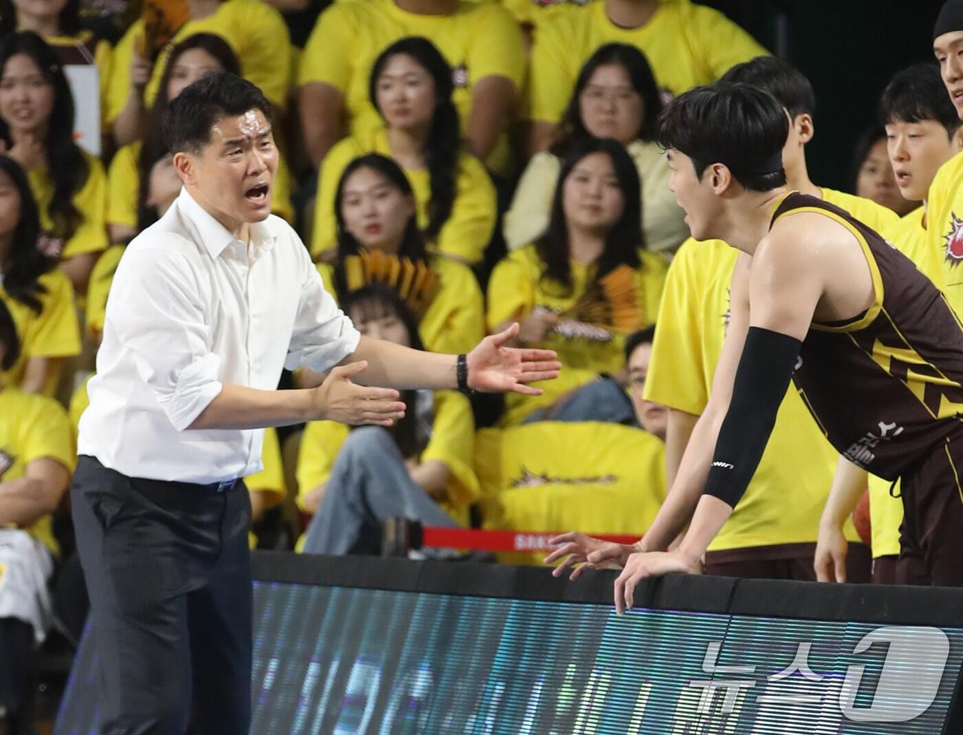 본문 이미지 - 11일 오후 경남 창원 성산구 창원체육관에서 열린 '2024-25 KCC 프로농구 챔피언결정전 4차전' 창원 LG 세이커스와 서울 SK 나이츠의 경기에서 LG 조상현 감독이 허일영에게 작전을 지시하고 있다. 2025.5.11/뉴스1 ⓒ News1 윤일지 기자