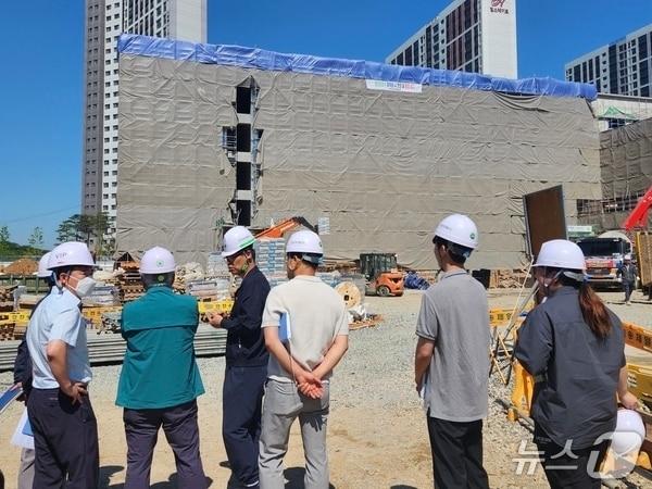 본문 이미지 -  교육청 관계자들이 신설 학교의 건설 현장을 점검하고 있다.(평택교육청 제공)