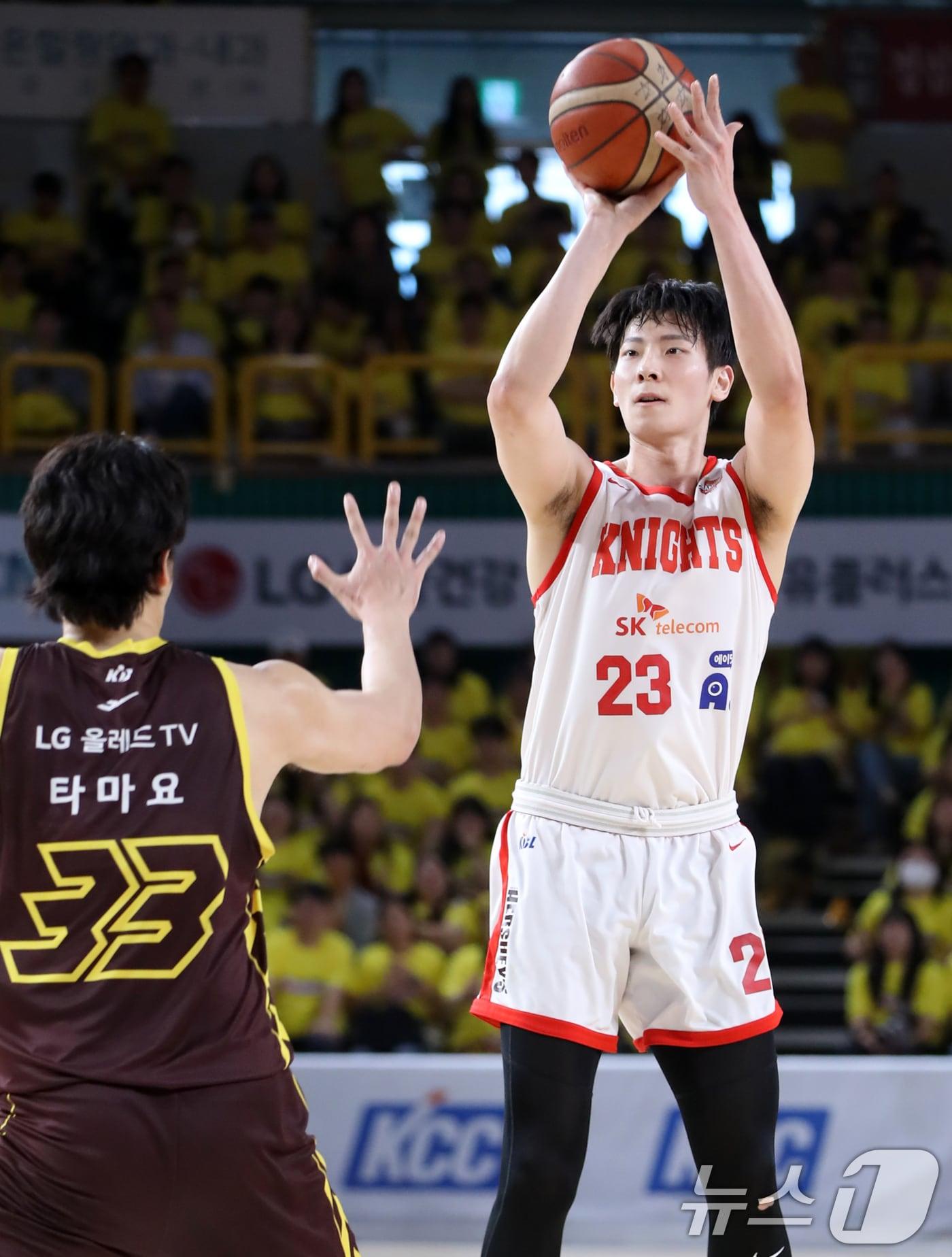 본문 이미지 - 11일 오후 경남 창원 성산구 창원체육관에서 열린 &#39;2024-25 KCC 프로농구 챔피언결정전 4차전&#39; 창원 LG 세이커스와 서울 SK 나이츠의 경기에서 SK 김형빈이 3점슛을 하고 있다. 2025.5.11/뉴스1 ⓒ News1 윤일지 기자