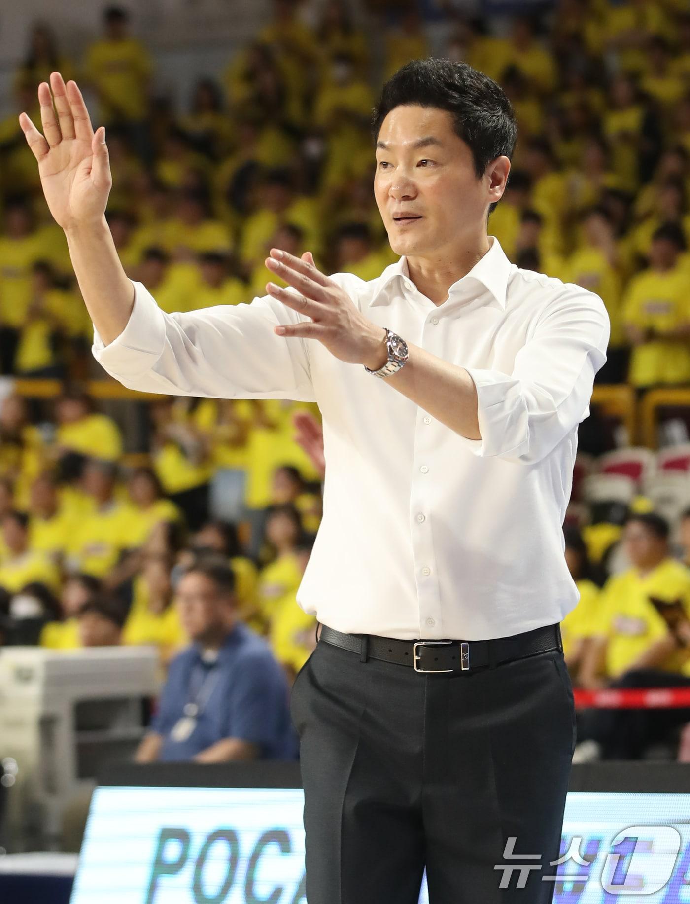 본문 이미지 - 11일 오후 경남 창원 성산구 창원체육관에서 열린 &#39;2024-25 KCC 프로농구 챔피언결정전 4차전&#39; 창원 LG 세이커스와 서울 SK 나이츠의 경기에서 SK 전희철 감독이 선수들에게 작전을 지시하고 있다. 2025.5.11/뉴스1 ⓒ News1 윤일지 기자