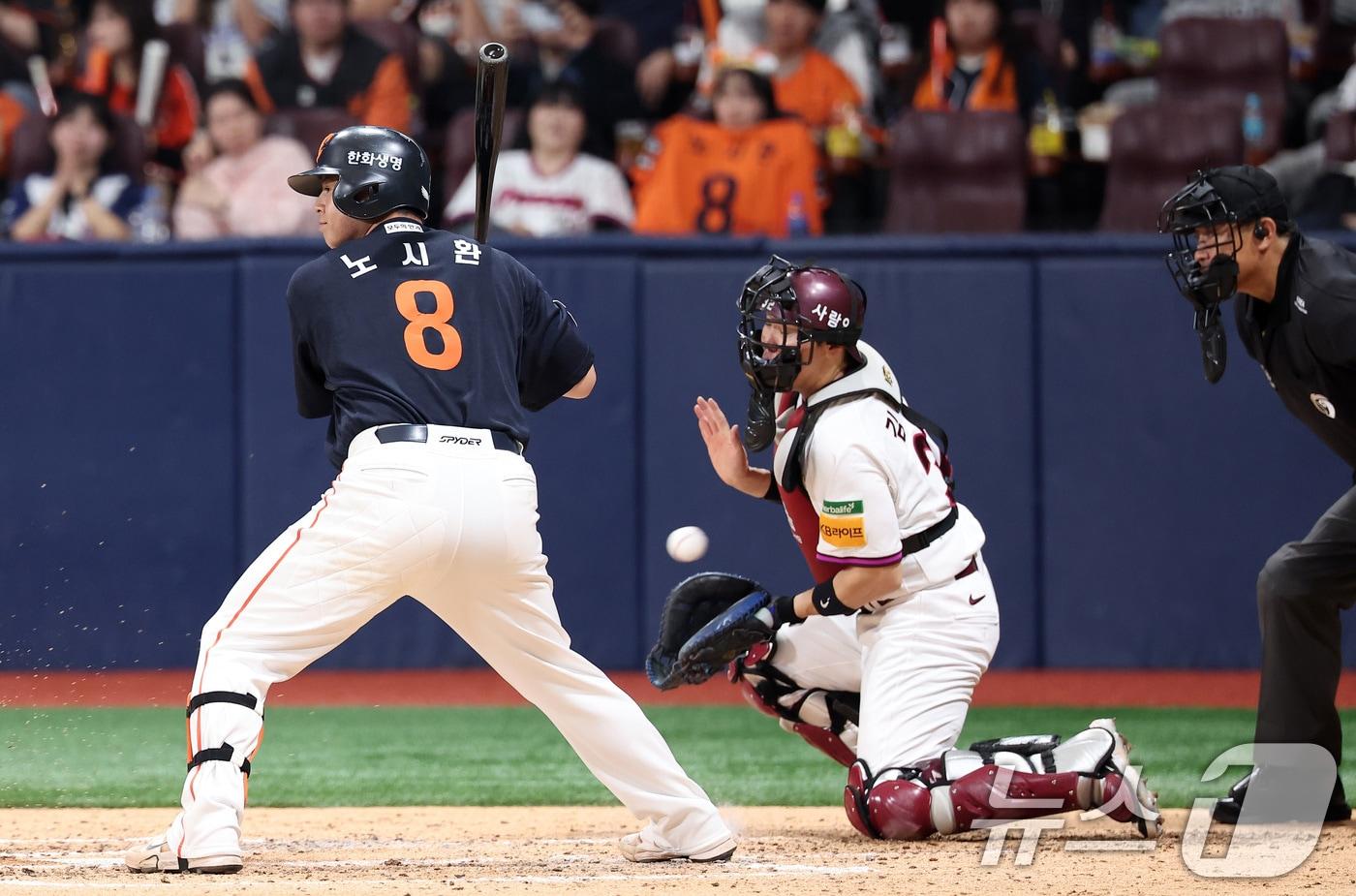 11일 서울 구로구 고척스카이돔에서 열린 '2025 신한 SOL뱅크 KBO리그' 한화 이글스와 키움 히어로즈의 경기, 키움 포수 김재현이 5회초 2사 2,3루 한화 노시환의 타석 때 포구 실책을 하며 실점을 허용하고 있다. 2025.5.11/뉴스1 ⓒ News1 김성진 기자