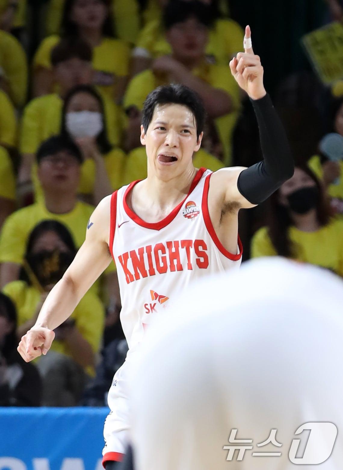 본문 이미지 - 11일 오후 경남 창원 성산구 창원체육관에서 열린 '2024-25 KCC 프로농구 챔피언결정전 4차전' 창원 LG 세이커스와 서울 SK 나이츠의 경기에서 SK 김선형이 득점에 성공한 후 세리머니를 하고 있다. 2025.5.11/뉴스1 ⓒ News1 윤일지 기자
