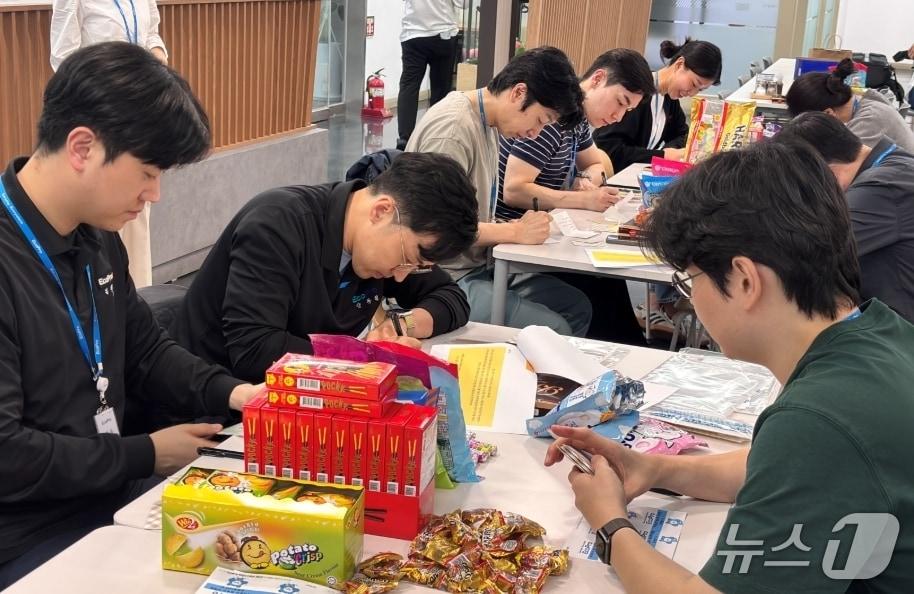 본문 이미지 - 지난달 30일 경북 포항의 에코프로 포항캠퍼스에서 회사 임직원들이 지역 아동들을 위해 100개의 간식 세트와 손편지를 제작하는 모습(에코프로 제공). 2025.04.30.