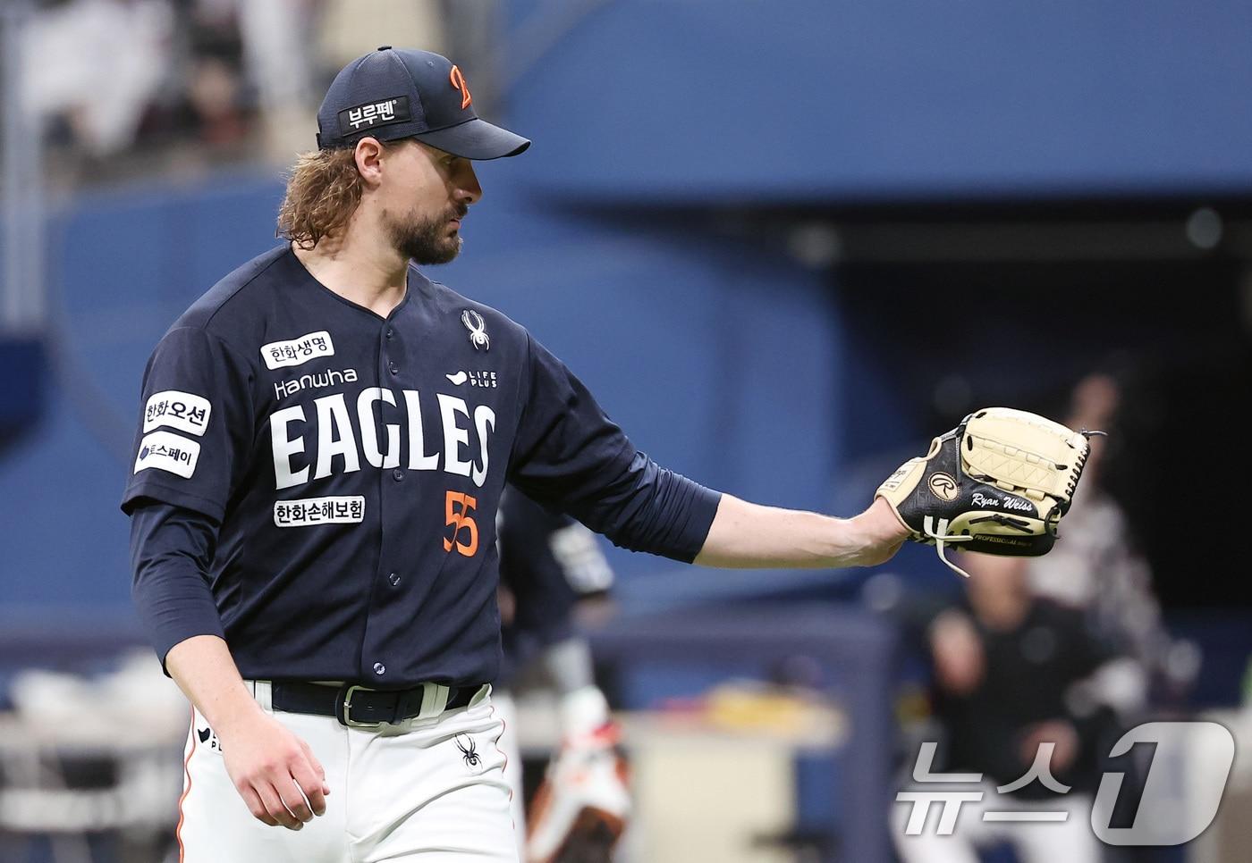11일 서울 구로구 고척스카이돔에서 열린 '2025 신한 SOL뱅크 KBO리그' 한화 이글스와 키움 히어로즈의 경기, 한화 선발 와이스가 6회말 수비를 삼자범퇴로 막아낸 후 포수 이재원과 사인을 주고받고 있다. 2025.5.11/뉴스1 ⓒ News1 김성진 기자
