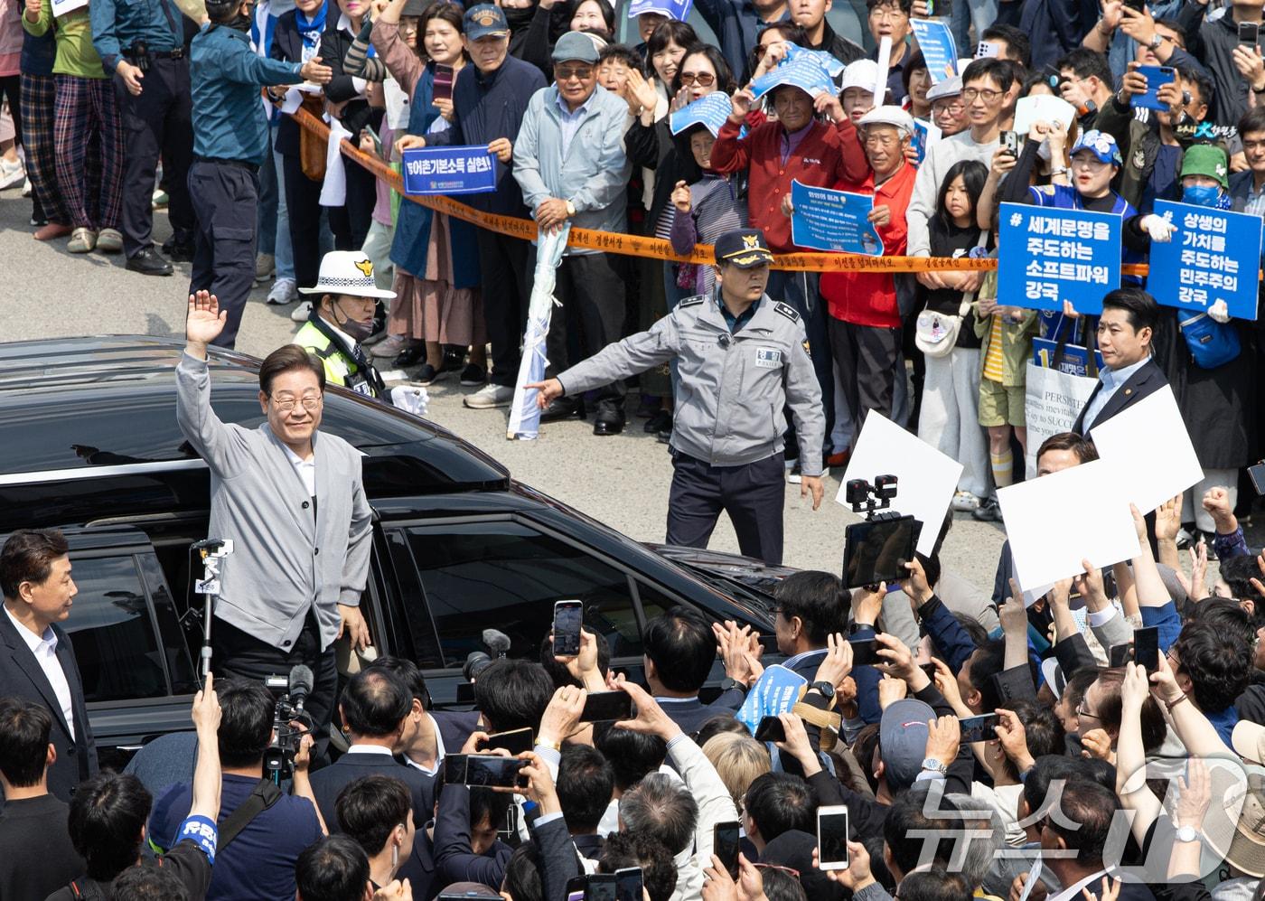 경청투어에 나선 이재명 더불어민주당 대통령 후보가 11일 오후 전남 영암군 독천낙지거리에 도착하고 있다. 2025.5.11/뉴스1 ⓒ News1 이재명 기자