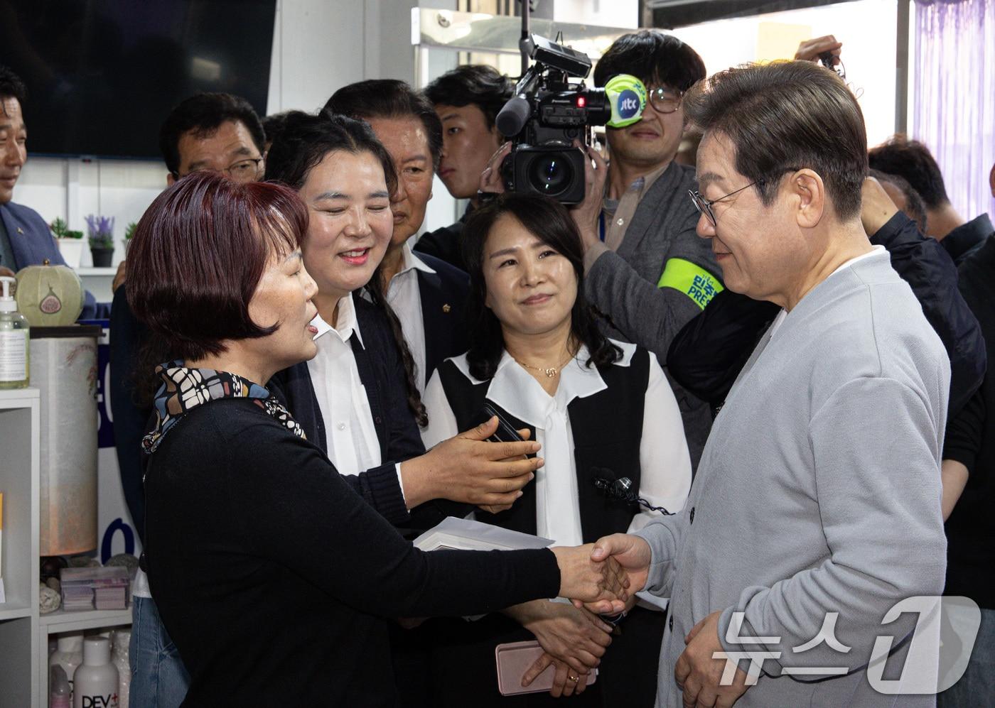 경청투어에 나선 이재명 더불어민주당 대통령 후보가 11일 오후 전남 영암군 독천낙지거리에 위치한 미용실을 찾아 상인들과 대화를 하고 있다. 2025.5.11/뉴스1 ⓒ News1 이재명 기자