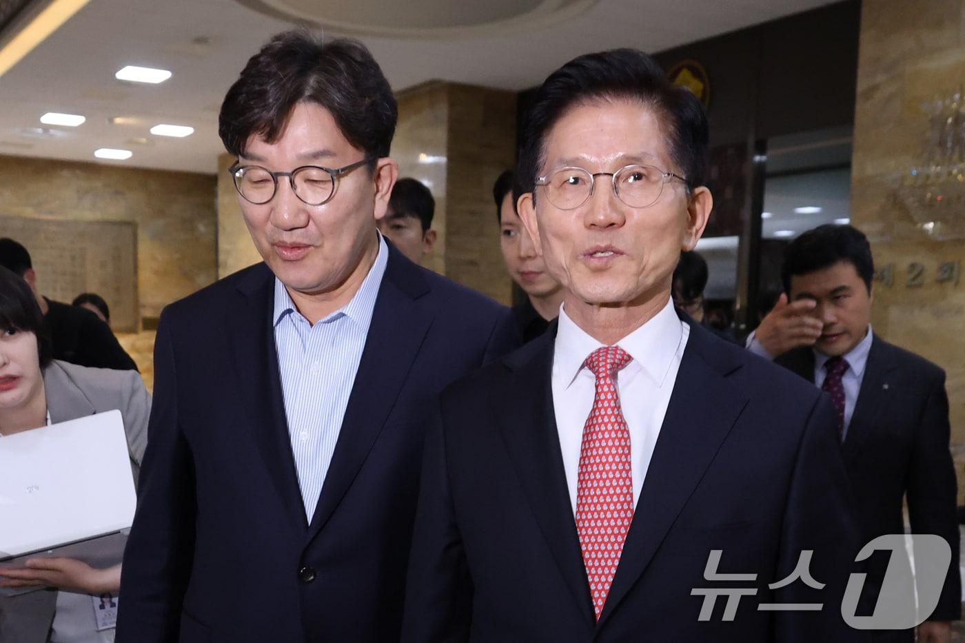 김문수 국민의힘 대통령 후보와 권성동 원내대표가 11일 오후 서울 여의도 국회에서 열린 의원총회를 마치고 함꼐 이동하고 있다. 2025.5.11/뉴스1 ⓒ News1 이광호 기자