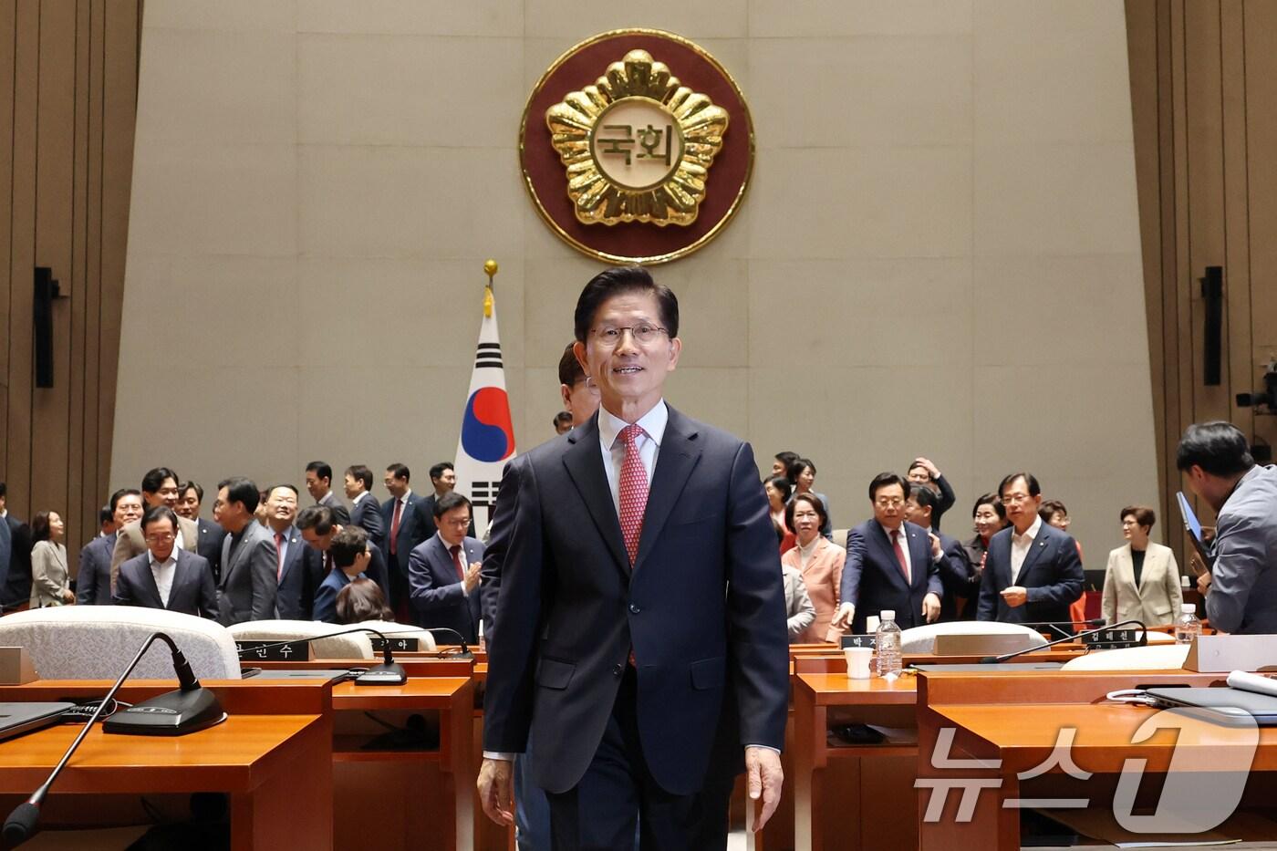 김문수 국민의힘 대통령 후보가 11일 오후 서울 여의도 국회에서 열린 의원총회를 마치고 의총장을 나서고 있다. 2025.5.11/뉴스1 ⓒ News1 이광호 기자