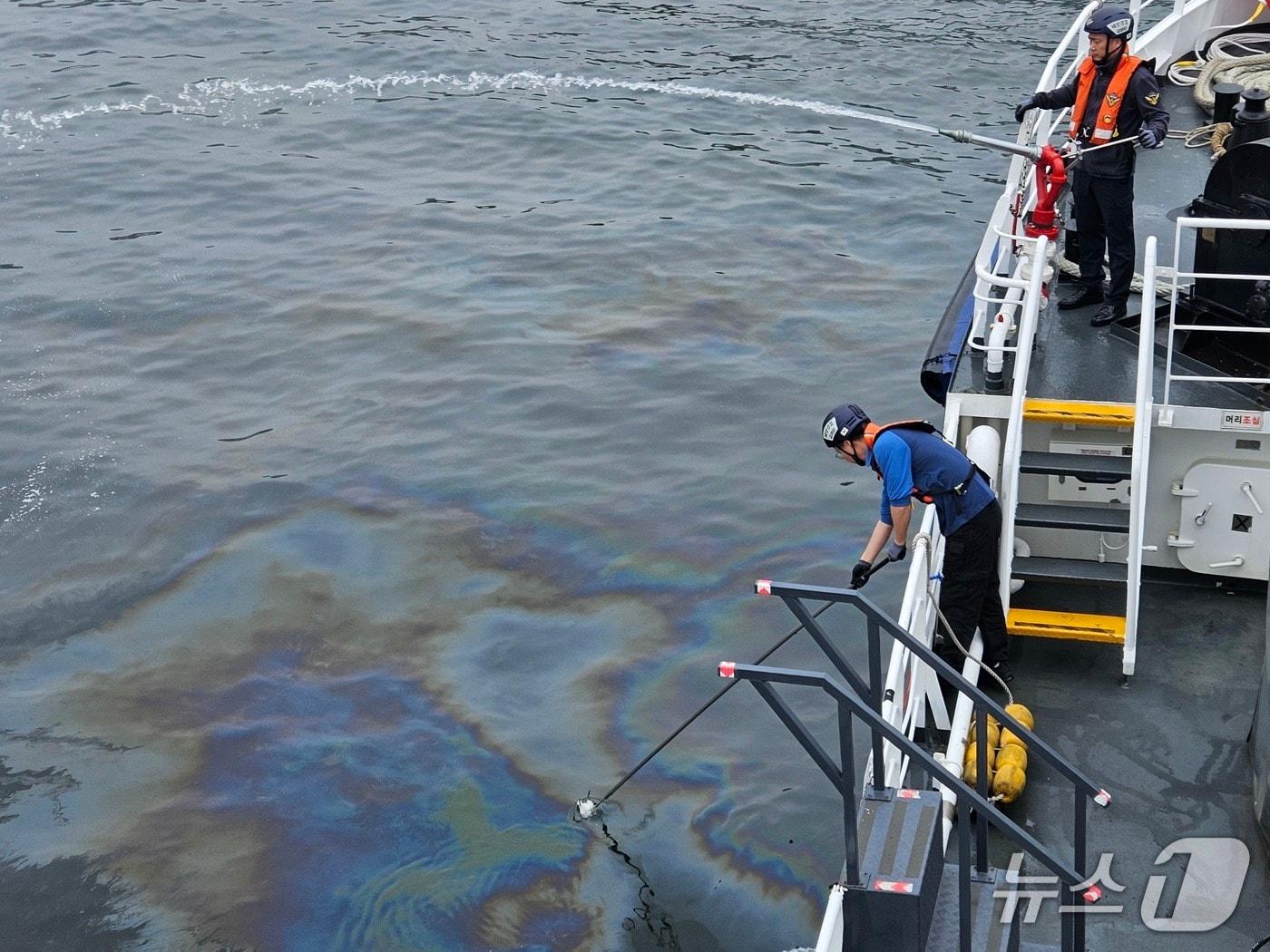 본문 이미지 - 경남 창원시 진해구 소모도 인근 해군 부두에 정박해 있던 해군 함정에서 연료유가 유출돼 해경이 방제 작업을 하고 있다.(창원해경 제공. 재판매 및 DB 금지)
