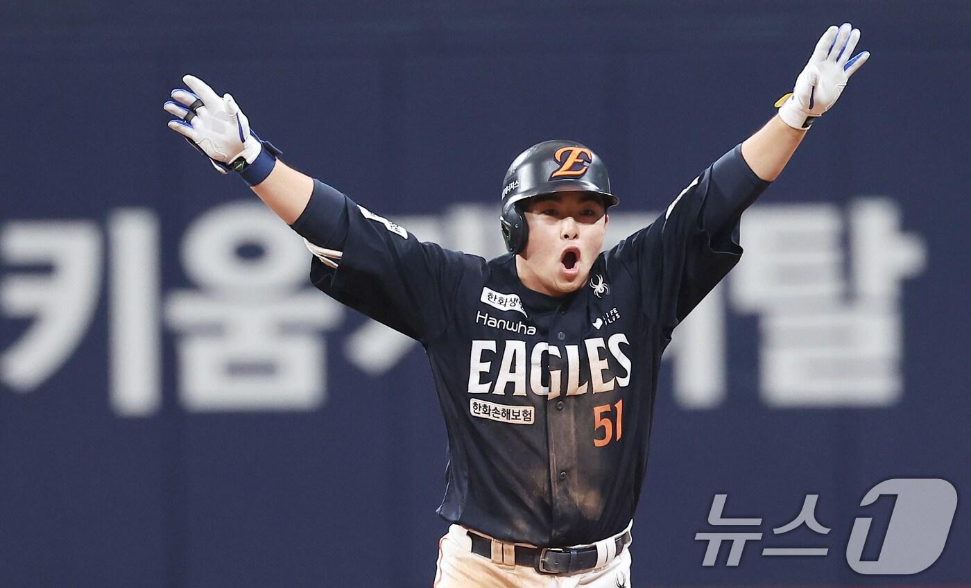 본문 이미지 - 11일 서울 구로구 고척스카이돔에서 열린 '2025 신한 SOL뱅크 KBO리그' 한화 이글스와 키움 히어로즈의 경기, 한화 문현빈이 9회초 1사 2루 상황에서 1타점 2루타를 친 후 세리머니를 하고 있다. 2025.5.11/뉴스1 ⓒ News1 김성진 기자