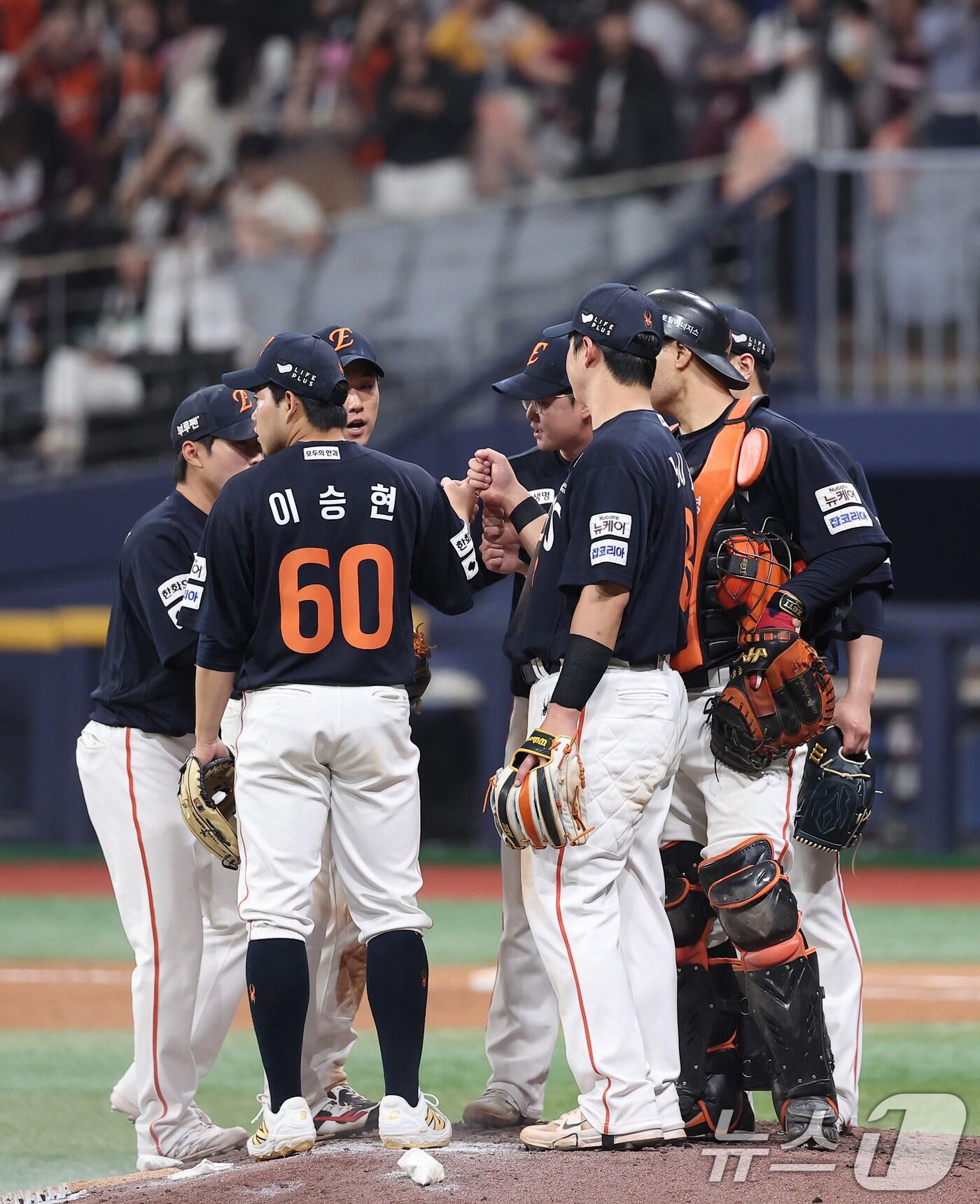 본문 이미지 - 한화 선수들이 11일 서울 구로구 고척스카이돔에서 열린 '2025 신한 SOL뱅크 KBO리그' 한화 이글스와 키움 히어로즈의 경기에서 8-0으로 승리한 후 하이파이브를 하고 있다. 2025.5.11/뉴스1 ⓒ News1 김성진 기자