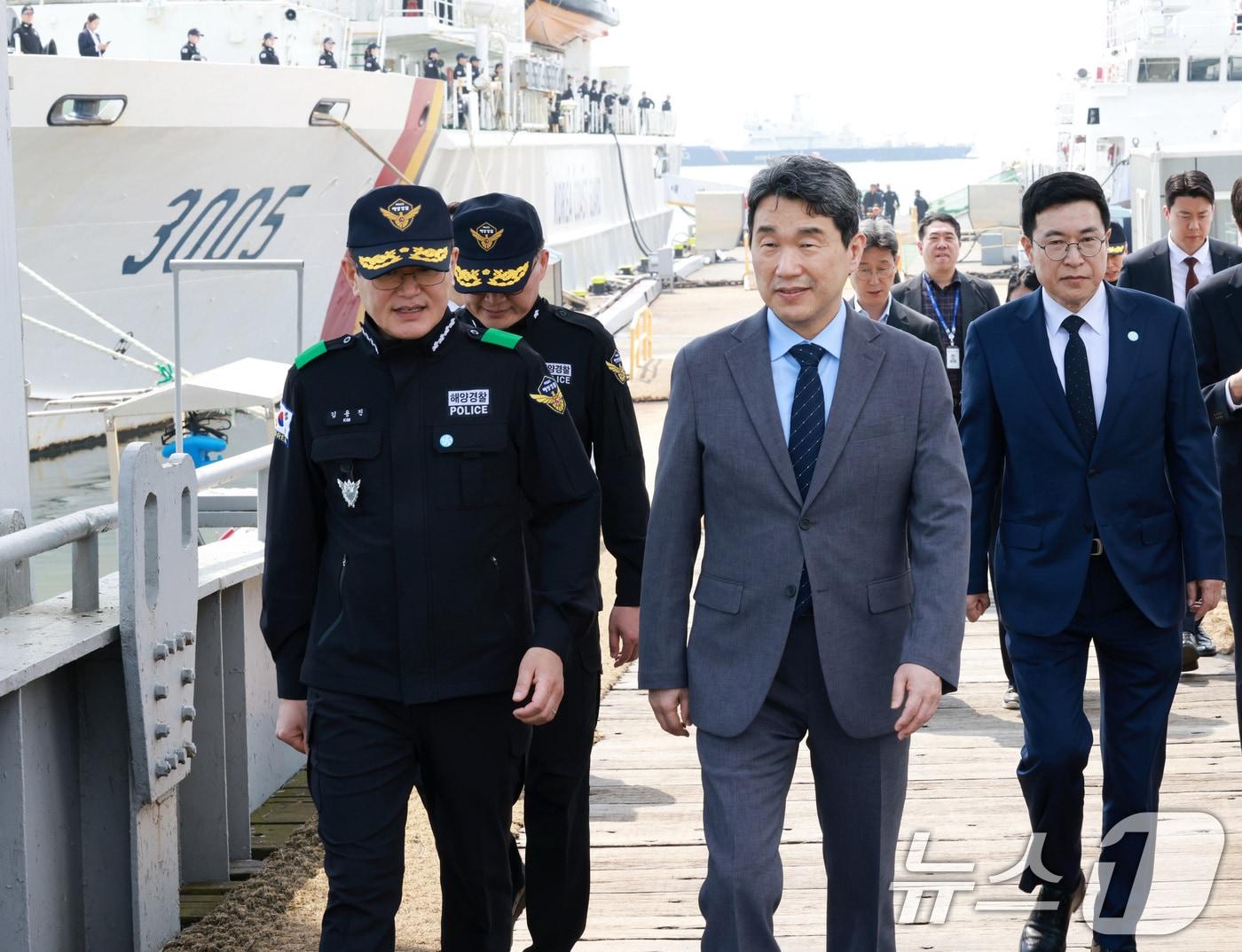 본문 이미지 - 이주호 대통령 권한대행 부총리 겸 교육부 장관이 11일 인천 중구 서해5도 특별경비단 3005함을 방문, 봄철 꽃게 성어기를 맞아 강화된 불법조업 단속 현장을 점검하고 있다. (교육부 제공, 재판매 및 DB 금지) 