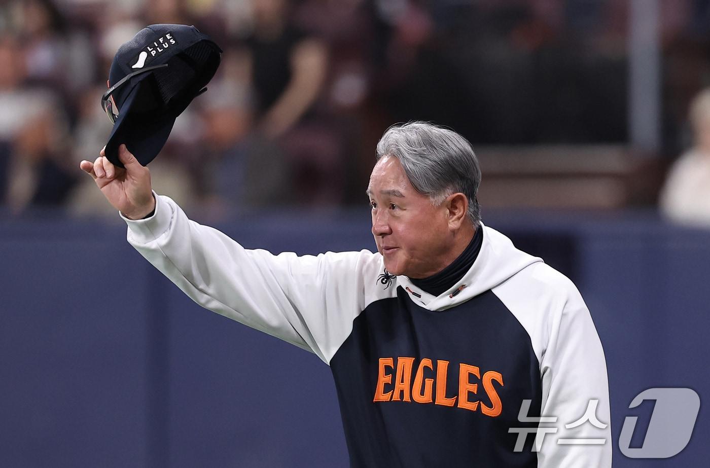 한화 김경문 감독이 11일 서울 구로구 고척스카이돔에서 열린 '2025 신한 SOL뱅크 KBO리그' 한화 이글스와 키움 히어로즈의 경기에서 8-0으로 승리한 후 관중석을 향해 인사하고 있다. 2025.5.11/뉴스1 ⓒ News1 김성진 기자