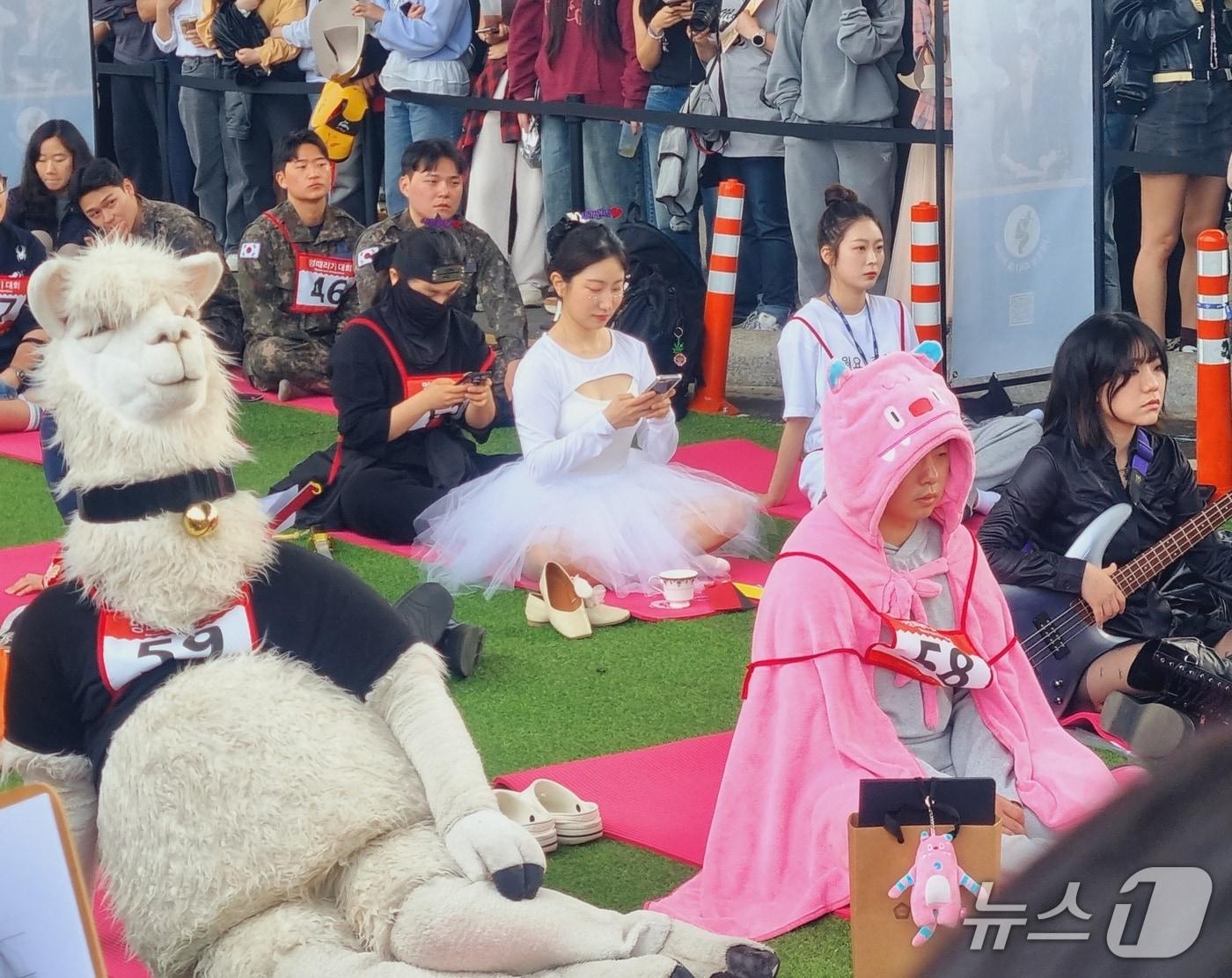 본문 이미지 - 11일 오후 서울 서초구 반포한강공원 잠수교에서 '2025 한강 멍때리기 대회'가 열리고 있다. 2025.5.11/뉴스1 ⓒ News1 박혜연 기자