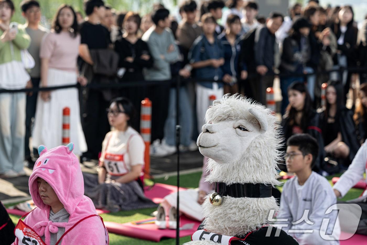 11일 오후 서울 서초구 잠수교에서 열린 '2025 한강 멍때리기 대회' 참가자들이 멍하니 있다. 2025.5.11/뉴스1 ⓒ News1 이승배 기자