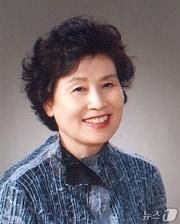 본문 이미지 - 소설가 겸 아동문학가 향파(向破) 이주홍(1906~1987)의 문학정신을 기리는 제45회 '이주홍아동문학상'에 대구지역 출판사가 펴낸 이재순 아동문학가의 동시집 '티슈, 손 내밀고 있는 하얀 손수건'이 선정했다. 사진은 이재순 아동문학가. (학이사 어린이 제공. 재판매 및 DB 금지)/뉴스1