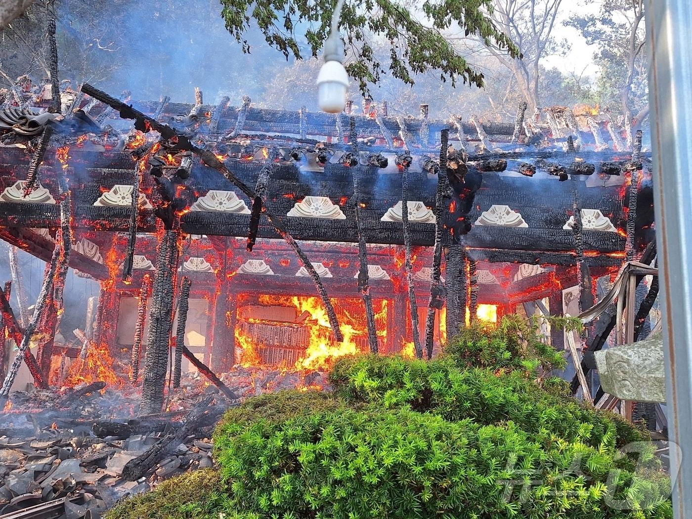 본문 이미지 - 11일 오후 전남 여수 한 암자에서 불이 난 모습.(여수소방 제공. 재배포 및 DB 금지)