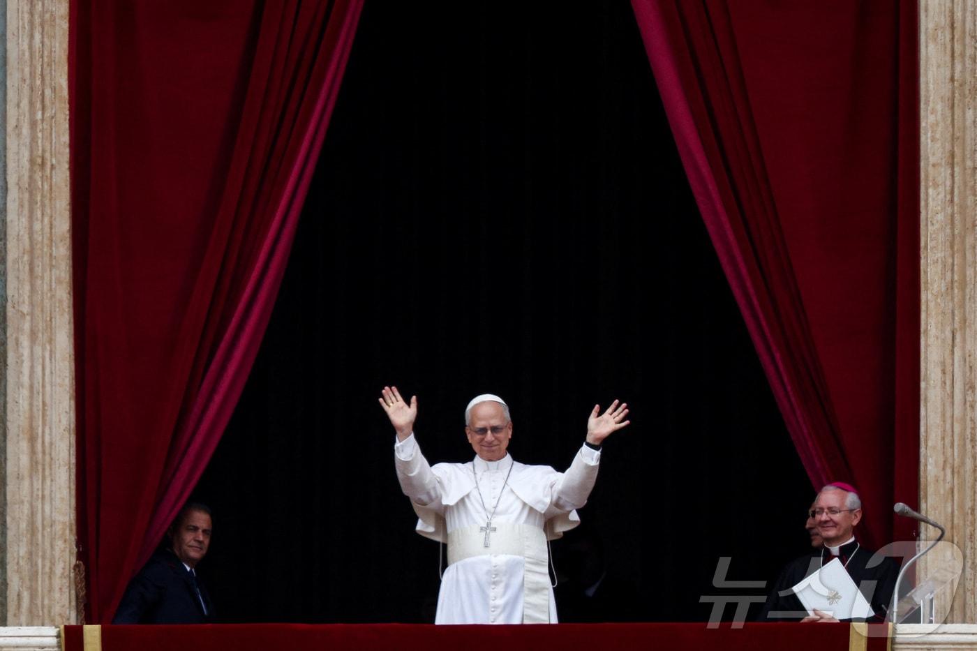 본문 이미지 - 11일(현지시간) 바티칸 성 베드로 대성당 중앙 발코니에서 레오 14세 교황이 신자들에게 손을 흔들고 있다. 2025.05.11 ⓒ 로이터=뉴스1 ⓒ News1 정지윤 기자